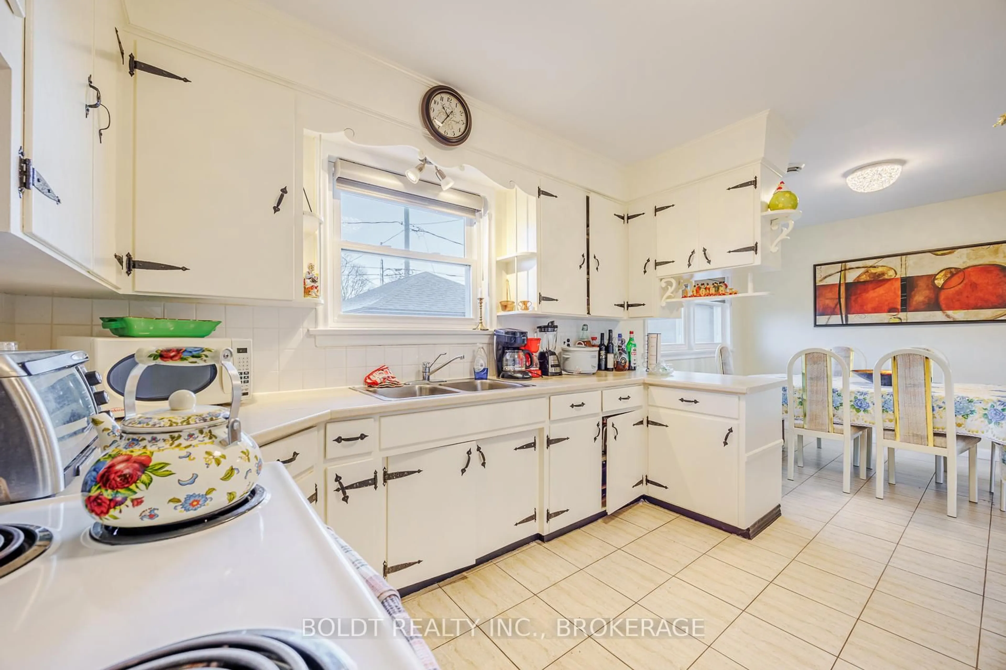 Standard kitchen, ceramic/tile floor for 24 Winslow Cres, Thorold Ontario L2V 3S1
