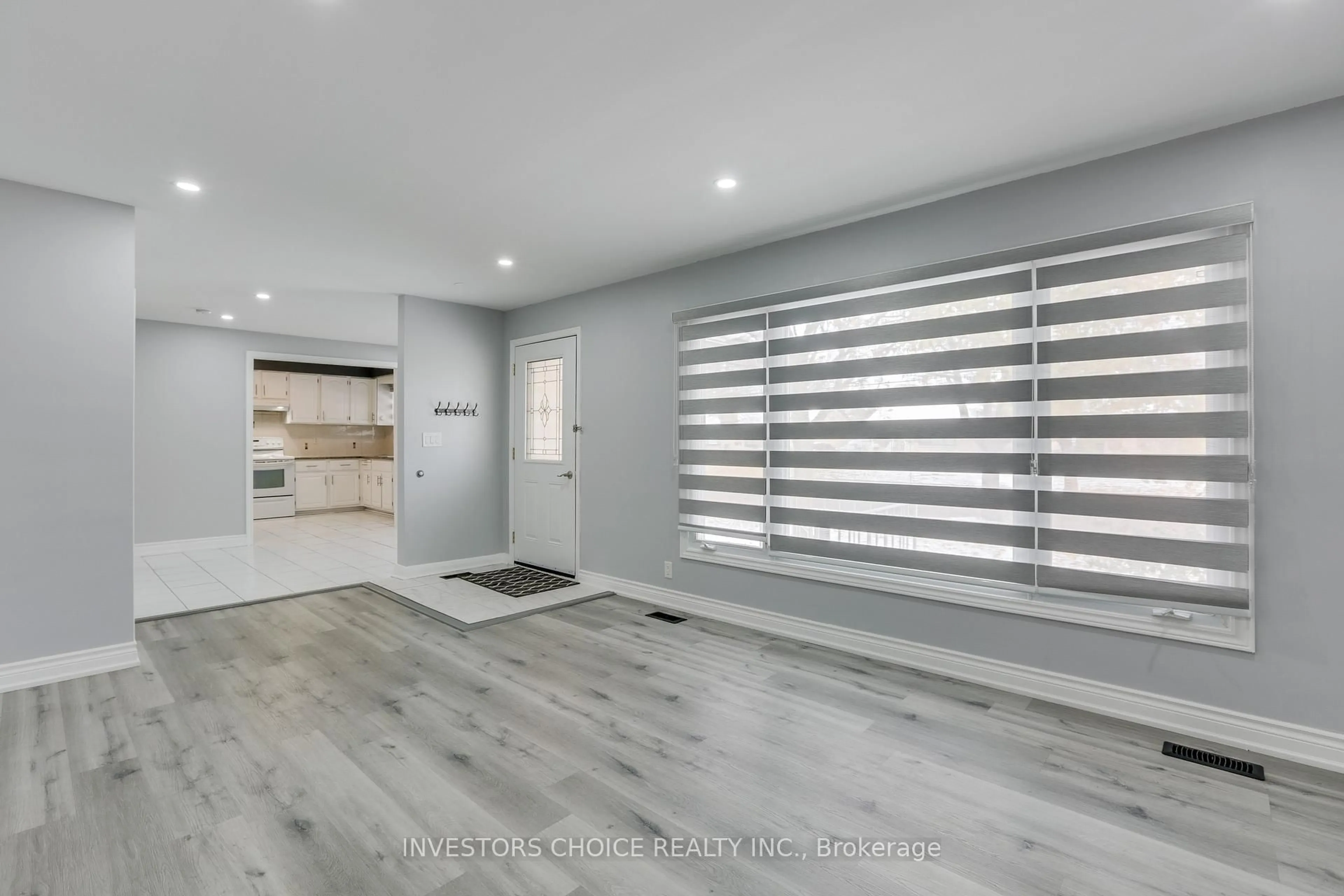 Indoor entryway for 171 Dawn Dr, London East Ontario N5W 4W9