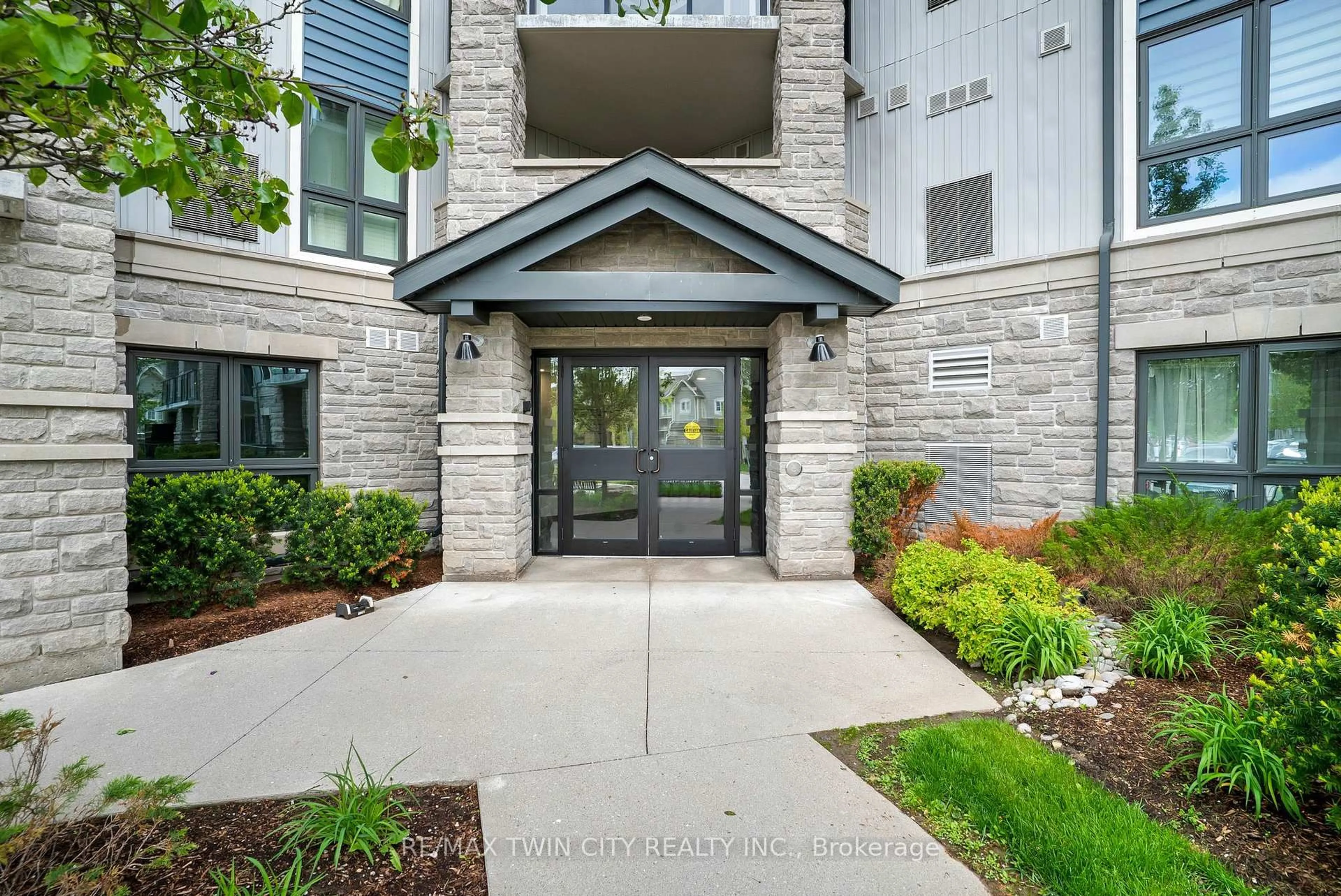 Indoor entryway for 50 Bryan Crt #LL06, Kitchener Ontario N2A 4N4