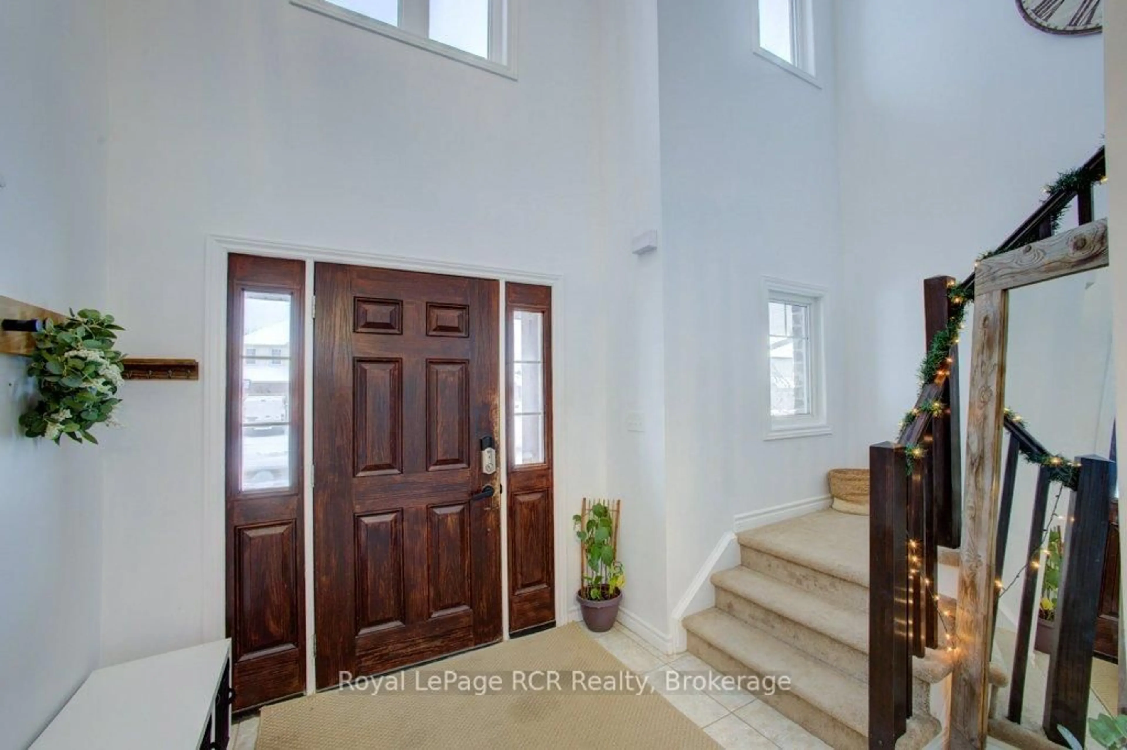 Indoor entryway for 11 Green St, Mapleton Ontario N0G 1P0