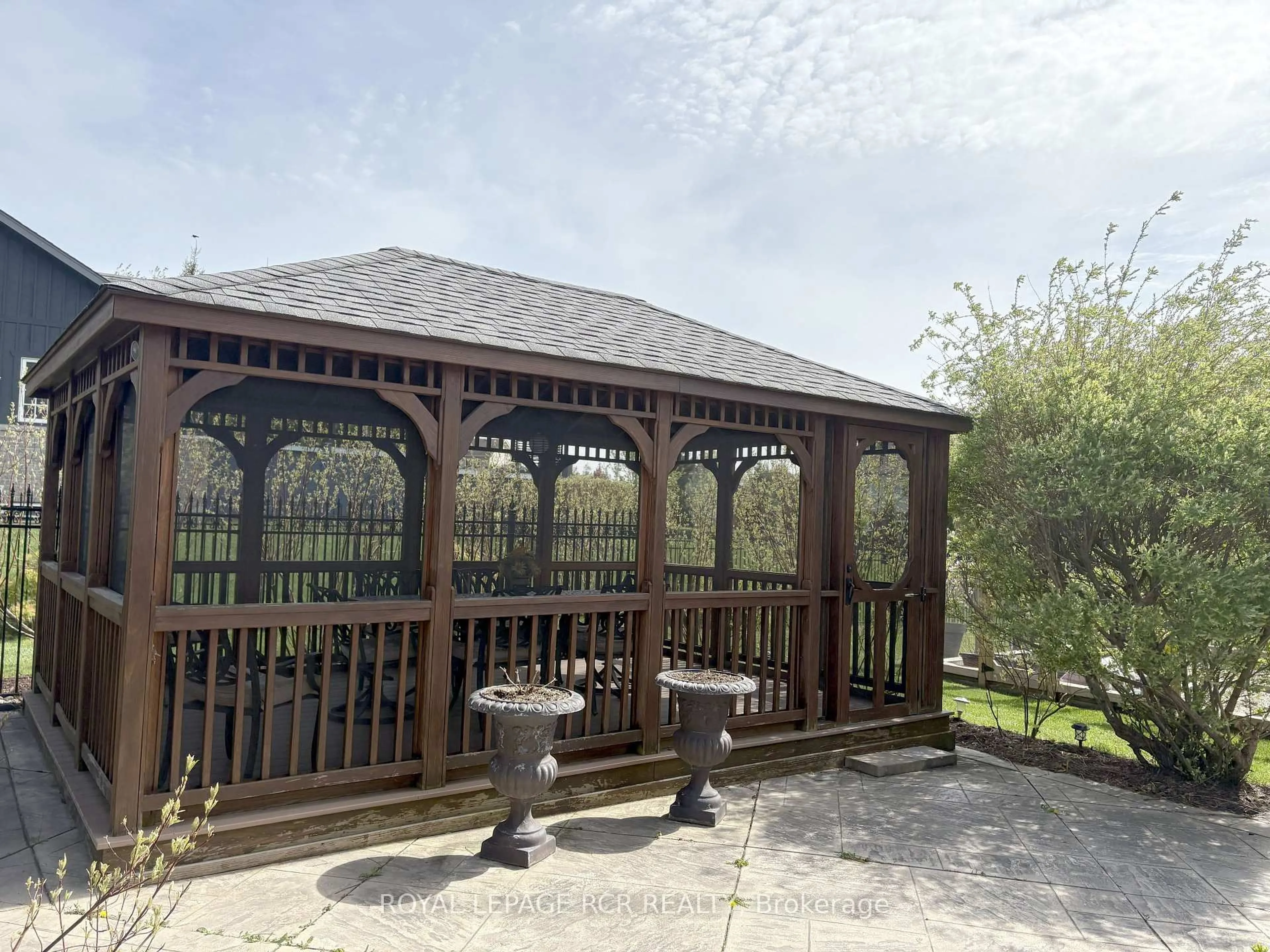 Patio, unknown for 27 Island Lake Rd, Mono Ontario L9W 5K3
