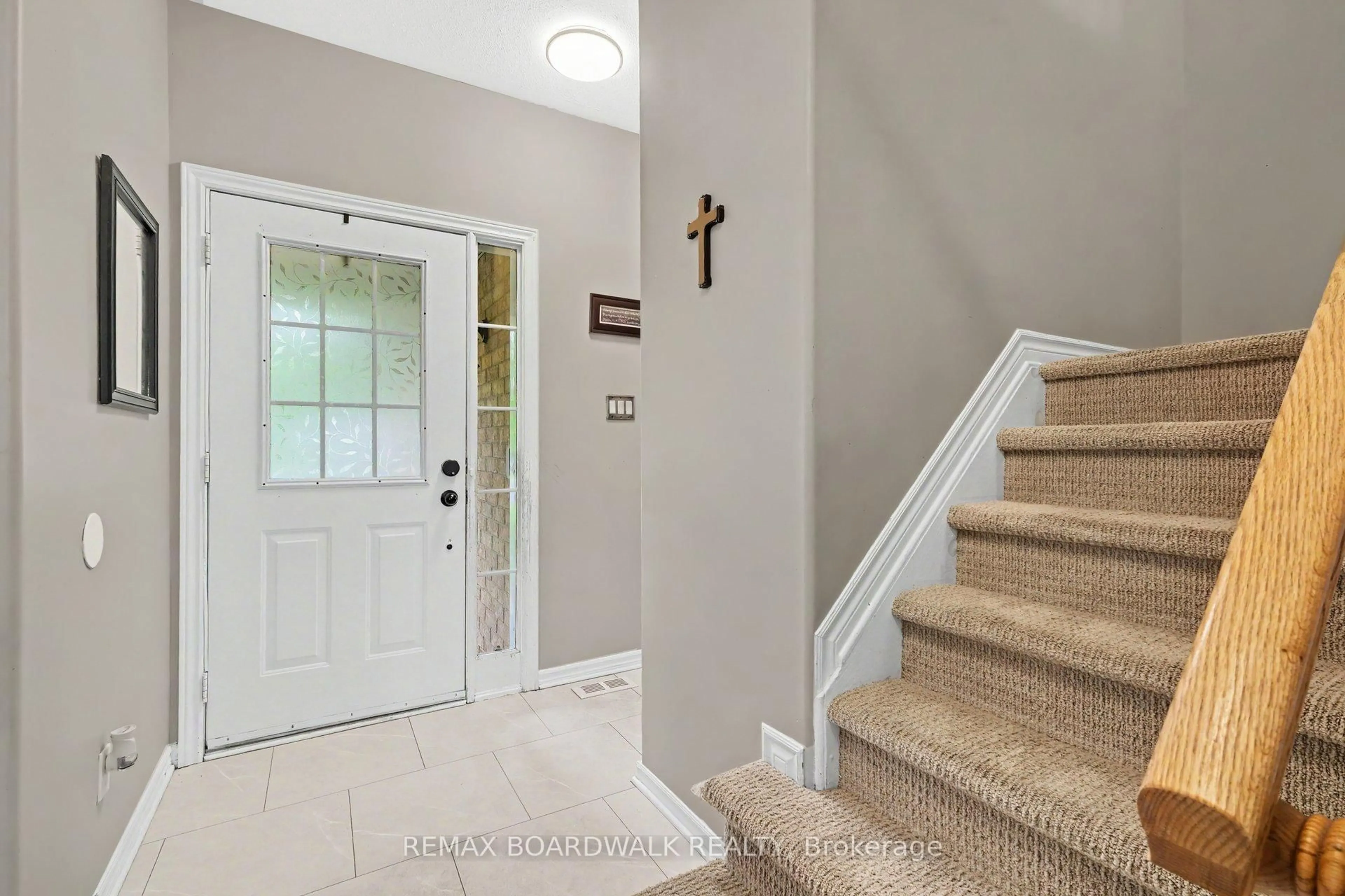 Indoor entryway for 4091 Canyon Walk Dr, Ottawa Ontario K1V 1V8