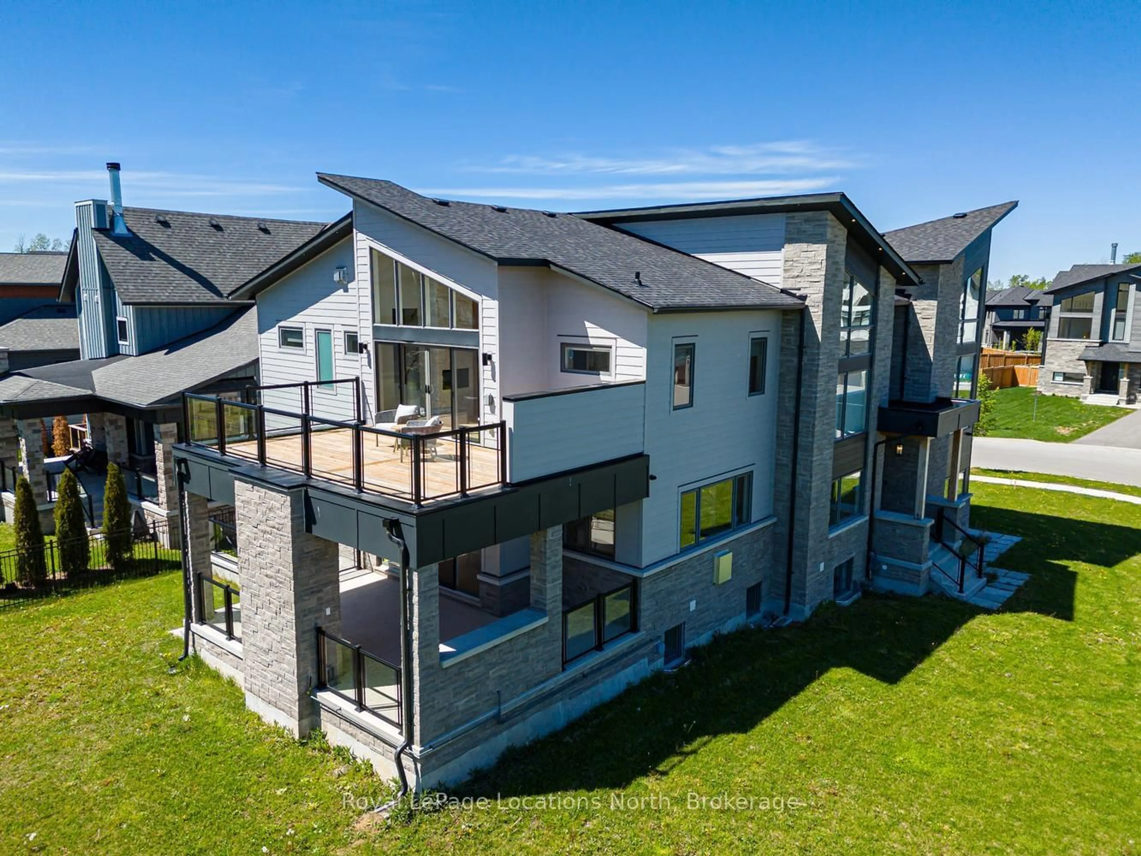 A pic from outside/outdoor area/front of a property/back of a property/a pic from drone, building for 117 Cattail Cres, Blue Mountains Ontario L9Y 5L3