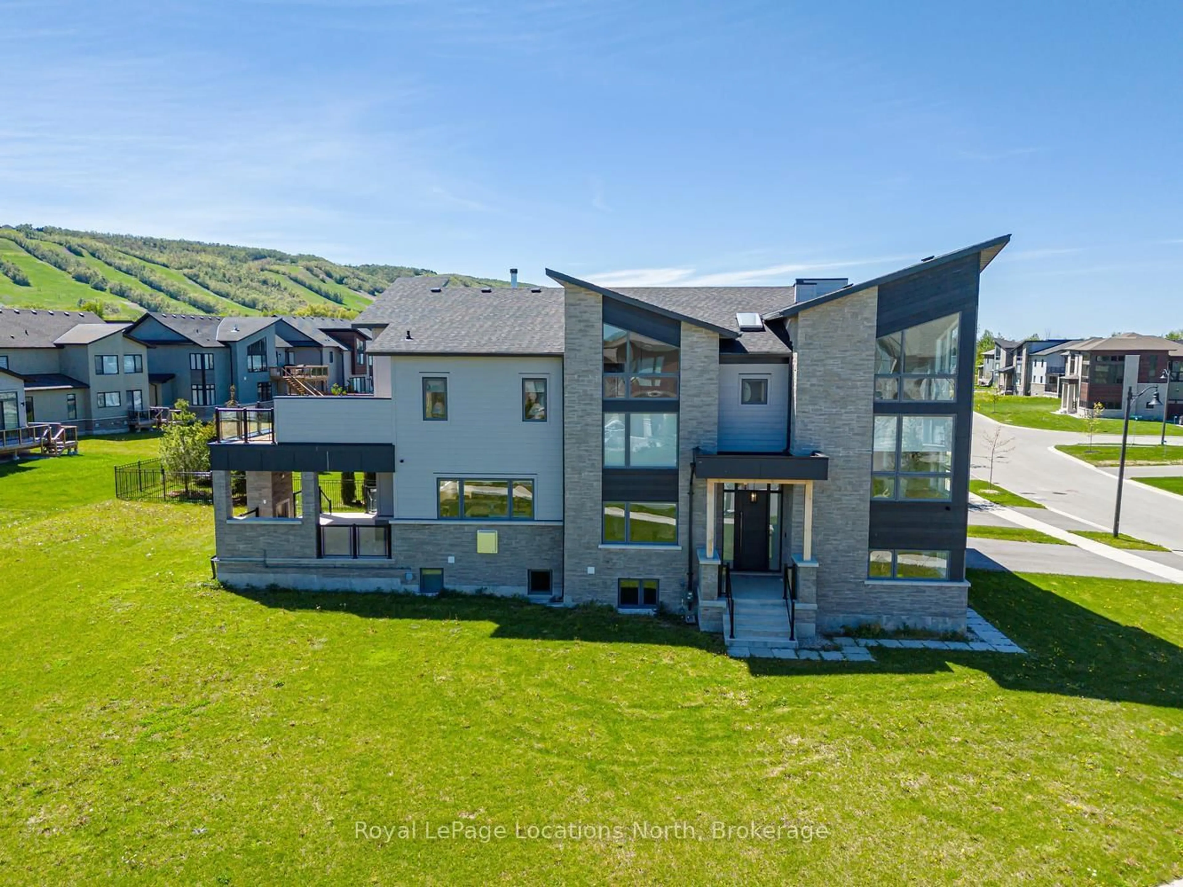 A pic from outside/outdoor area/front of a property/back of a property/a pic from drone, unknown for 117 Cattail Cres, Blue Mountains Ontario L9Y 5L3