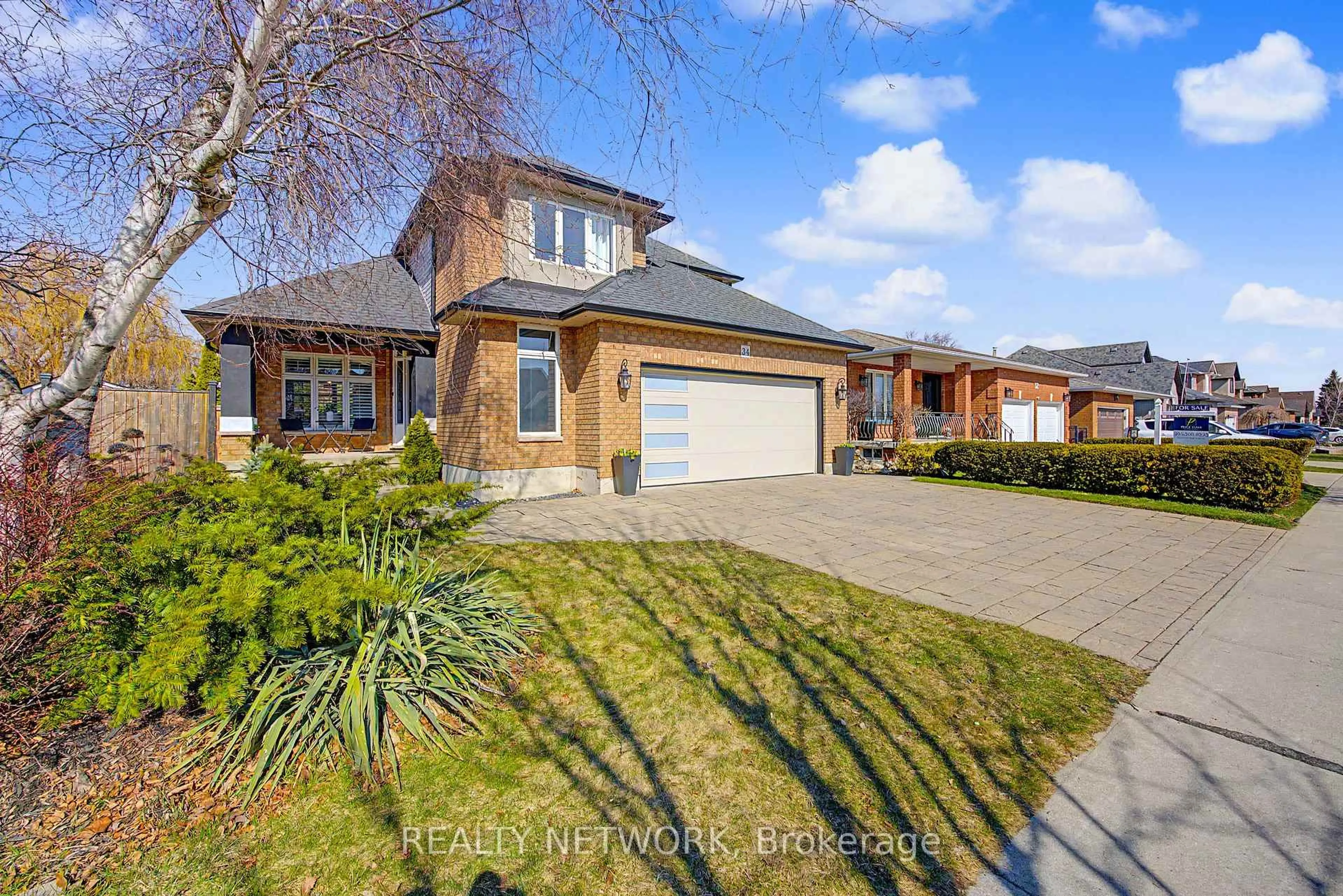 A pic from outside/outdoor area/front of a property/back of a property/a pic from drone, street for 34 Highbury Dr, Hamilton Ontario L8J 2T4