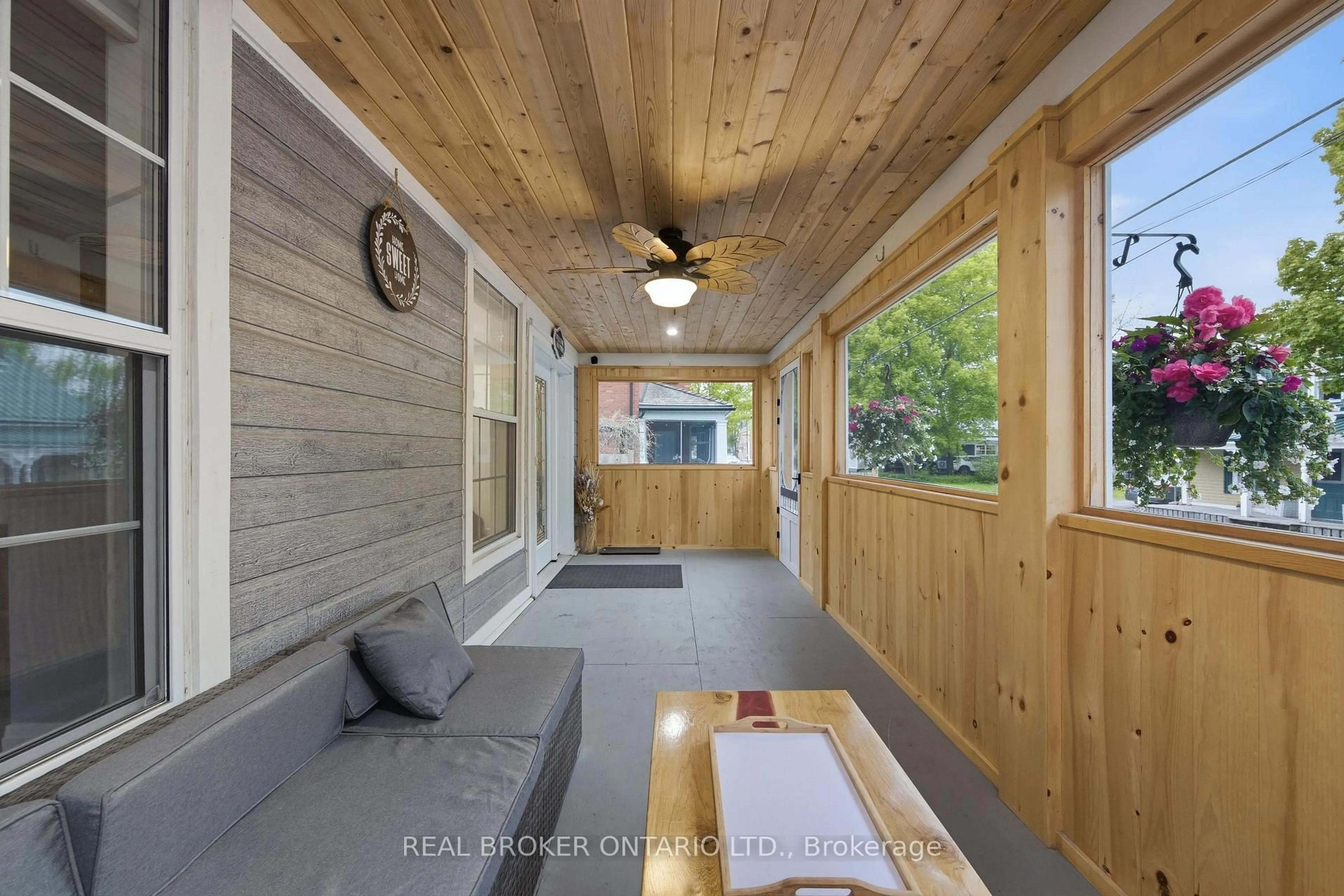 Indoor entryway for 118 Brock St, Merrickville-Wolford Ontario K0G 1N0