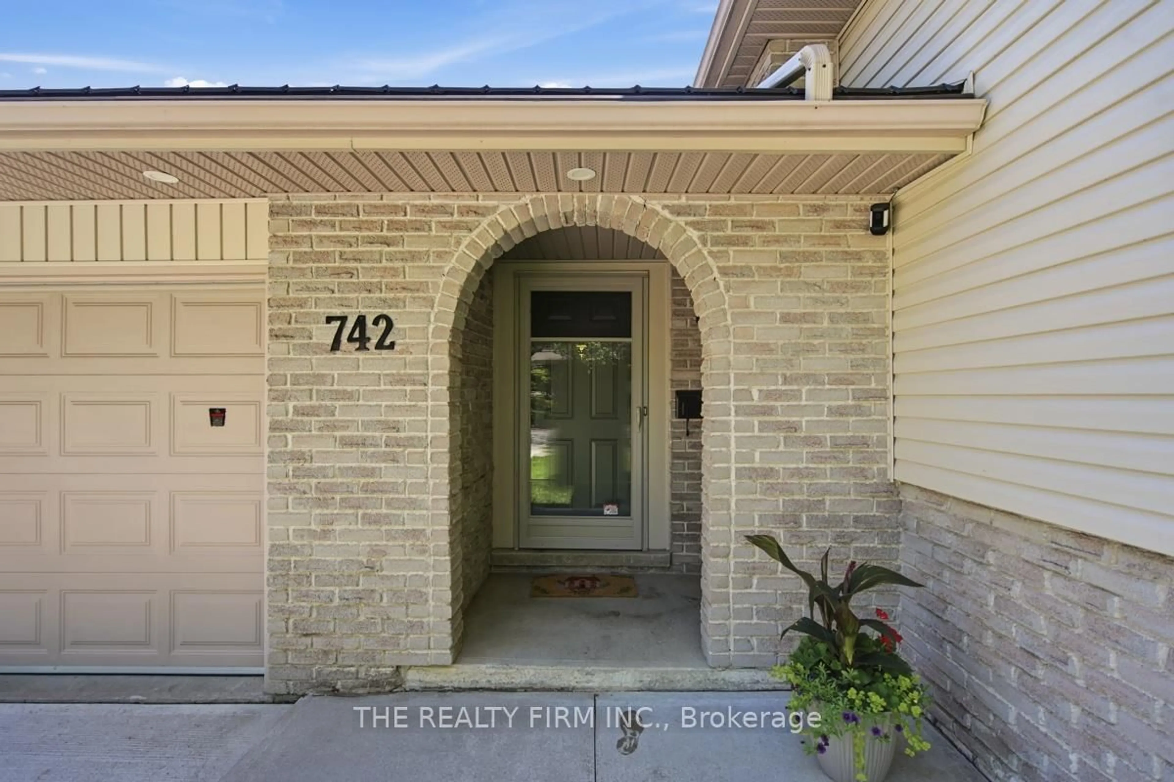 Indoor entryway for 742 Cranbrook Rd, London South Ontario N6K 1W9