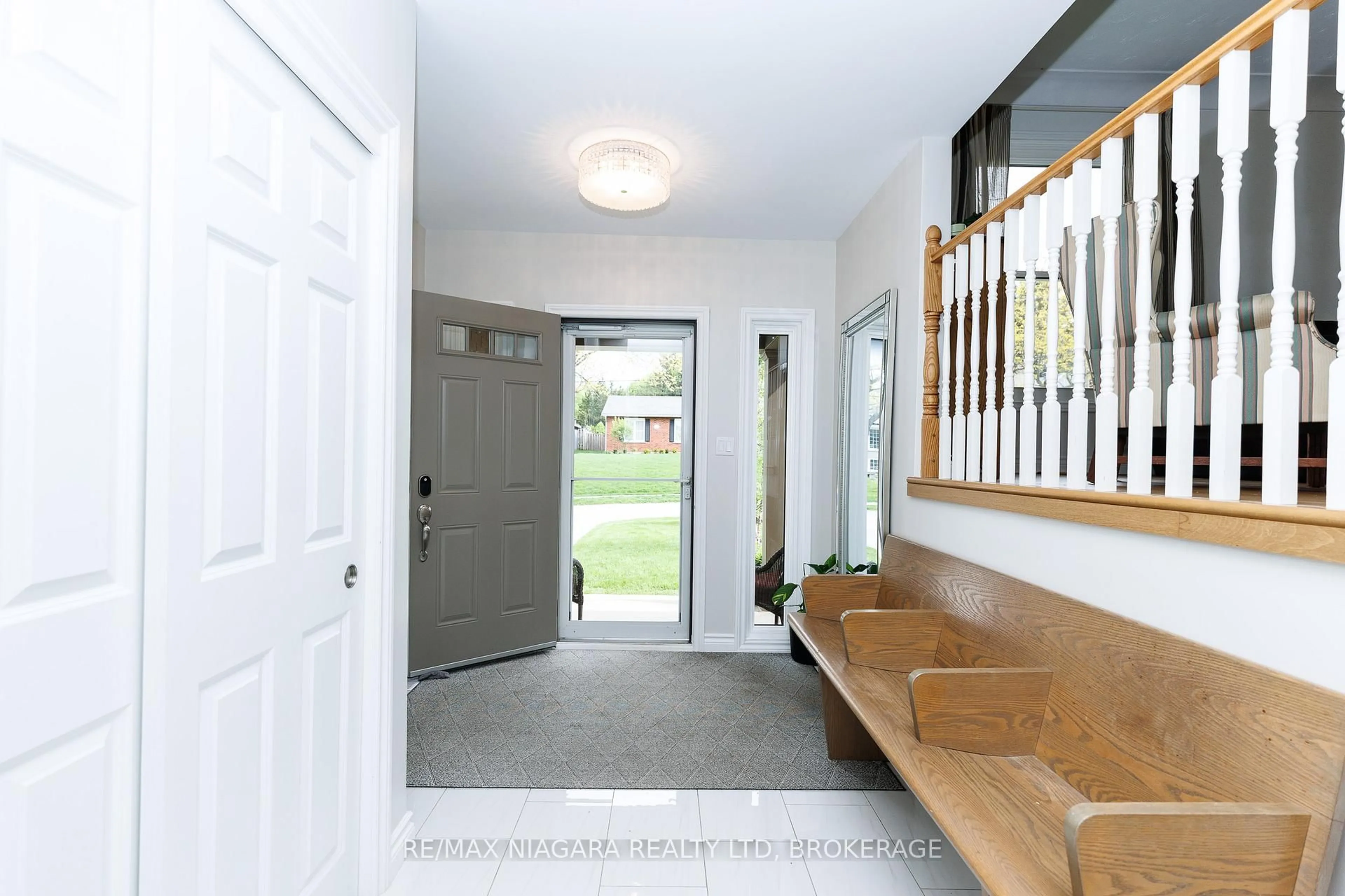 Indoor entryway for 162 Pancake Lane, Pelham Ontario L0S 1E2