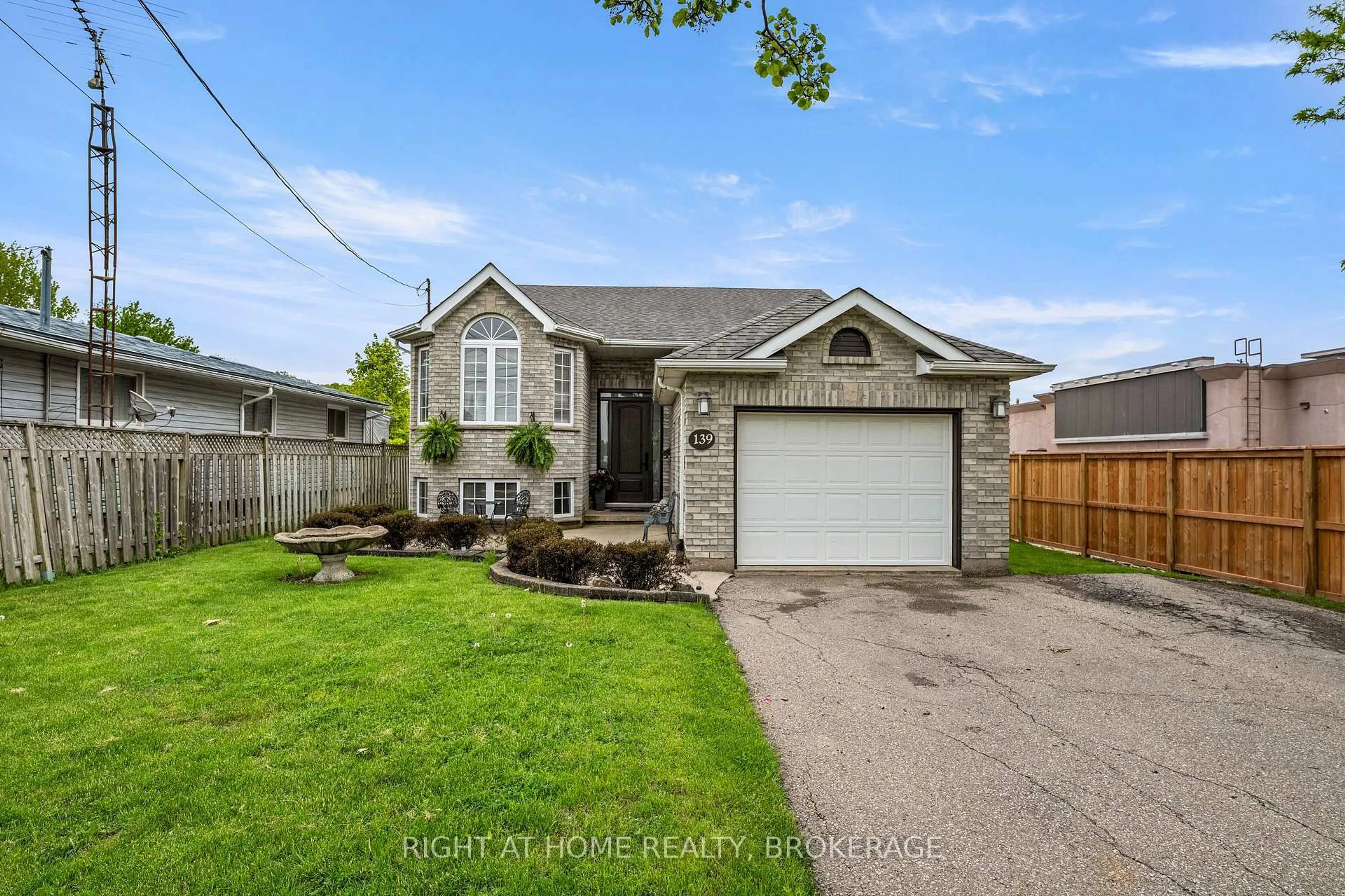 Home with vinyl exterior material, street for 139 Quaker Rd, Welland Ontario L3C 3G3
