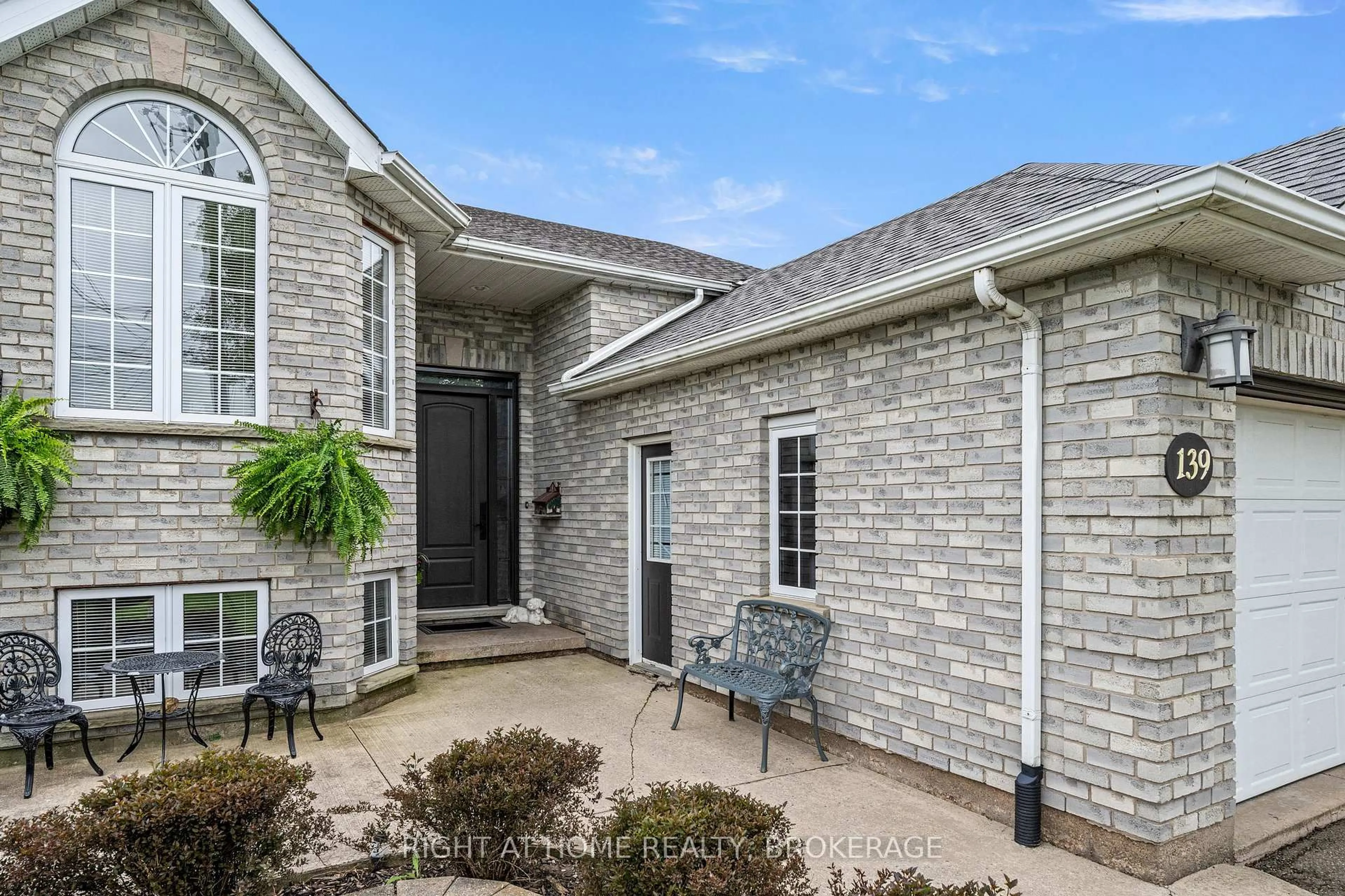 Home with brick exterior material, unknown for 139 Quaker Rd, Welland Ontario L3C 3G3