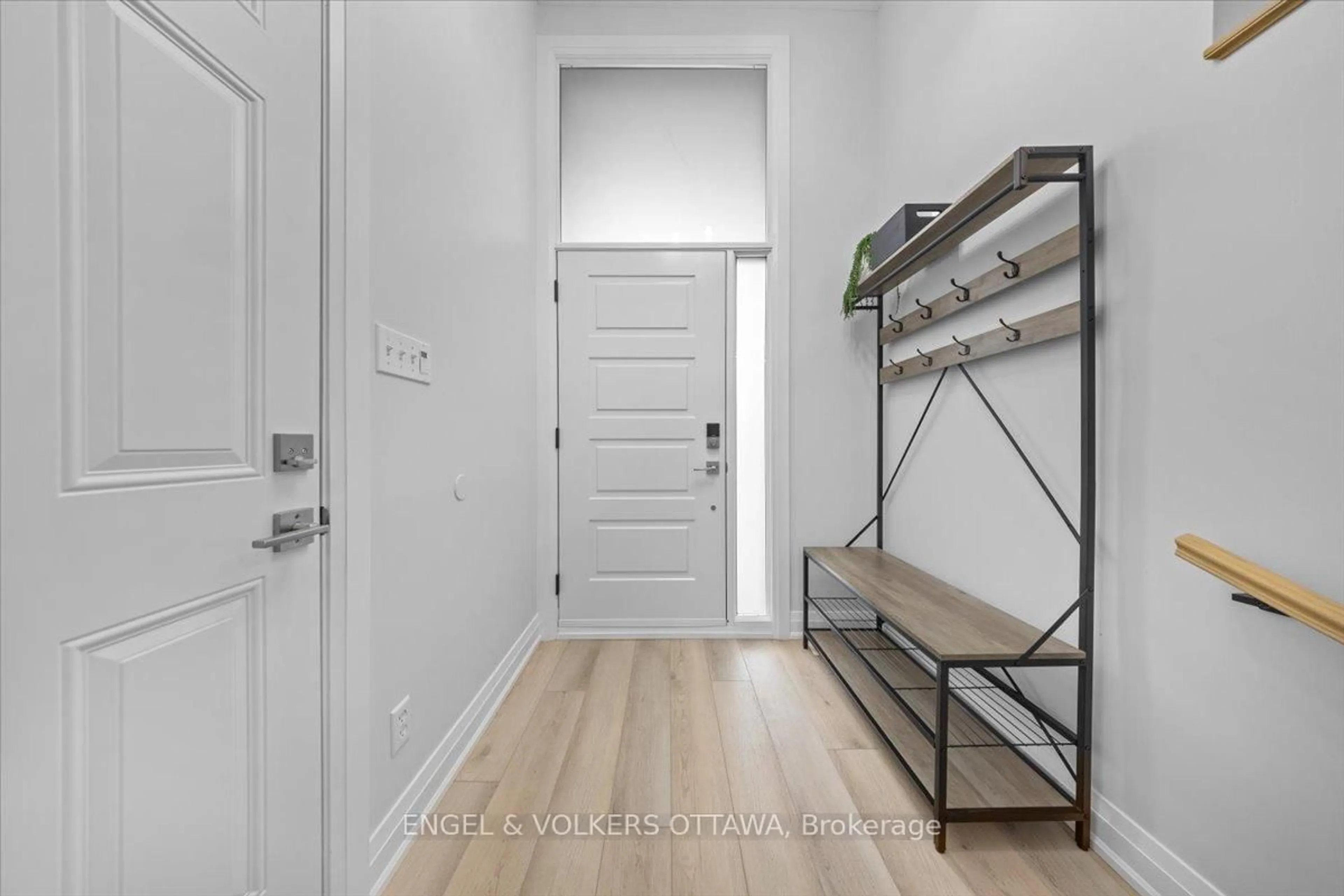 Indoor entryway for 1621 Boyer Rd, Ottawa Ontario K1C 3H5
