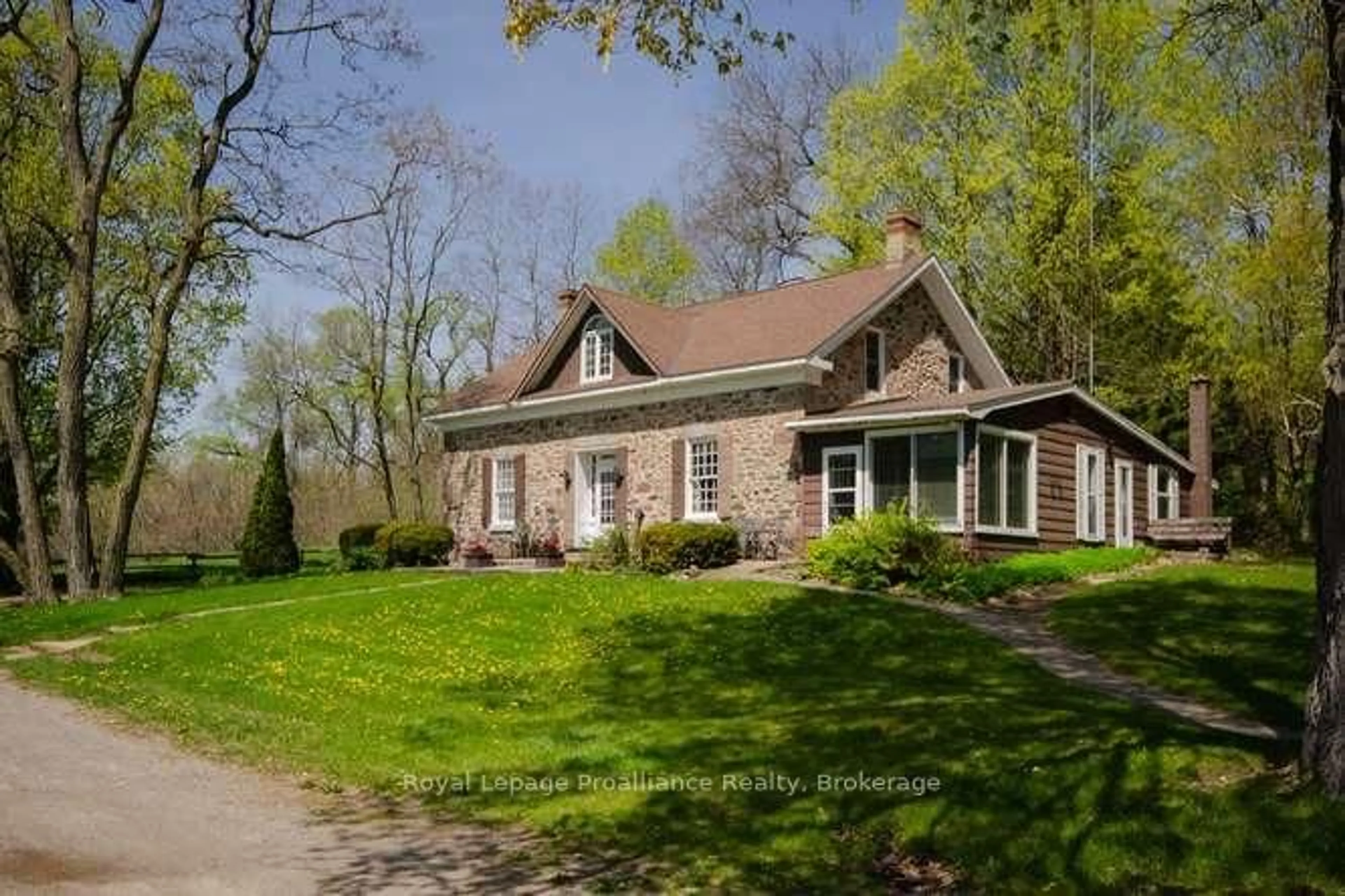 Home with brick exterior material, unknown for 3427 Roebuck Rd, Hamilton Township Ontario K0K 1C0