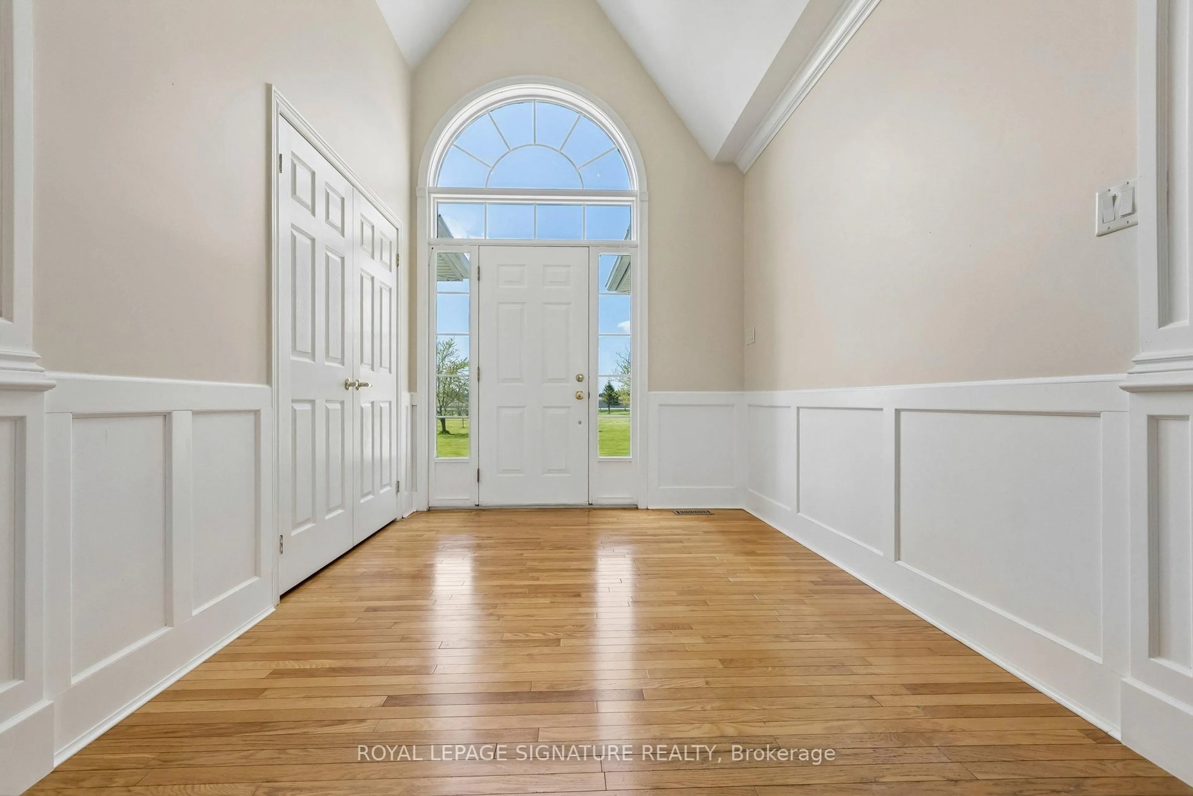 Indoor entryway for 64256 Dufferin County Rd #3, East Garafraxa Ontario L9W 7J4