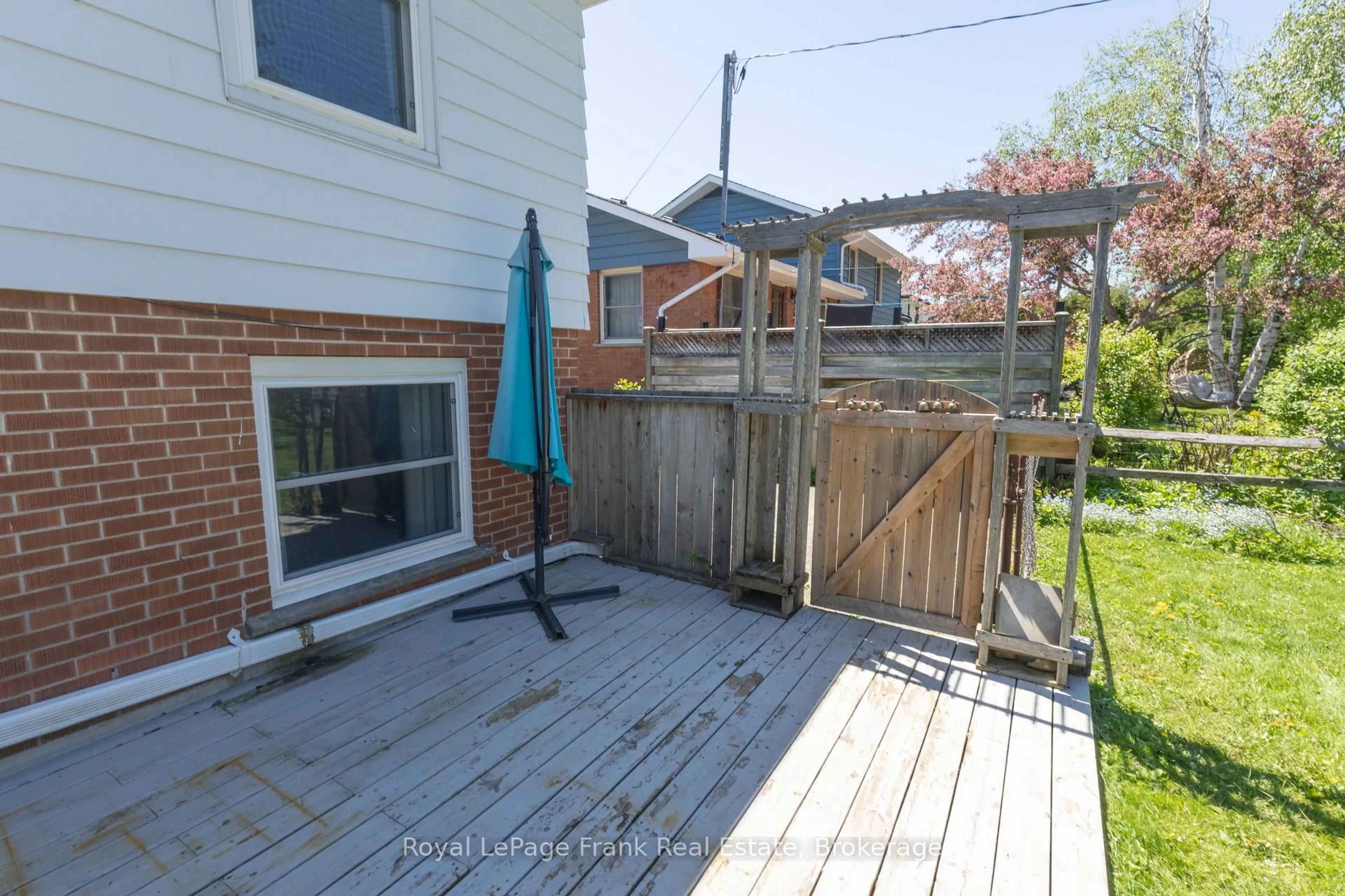 Unknown for 872 Weller St, Peterborough Ontario K9J 4X8