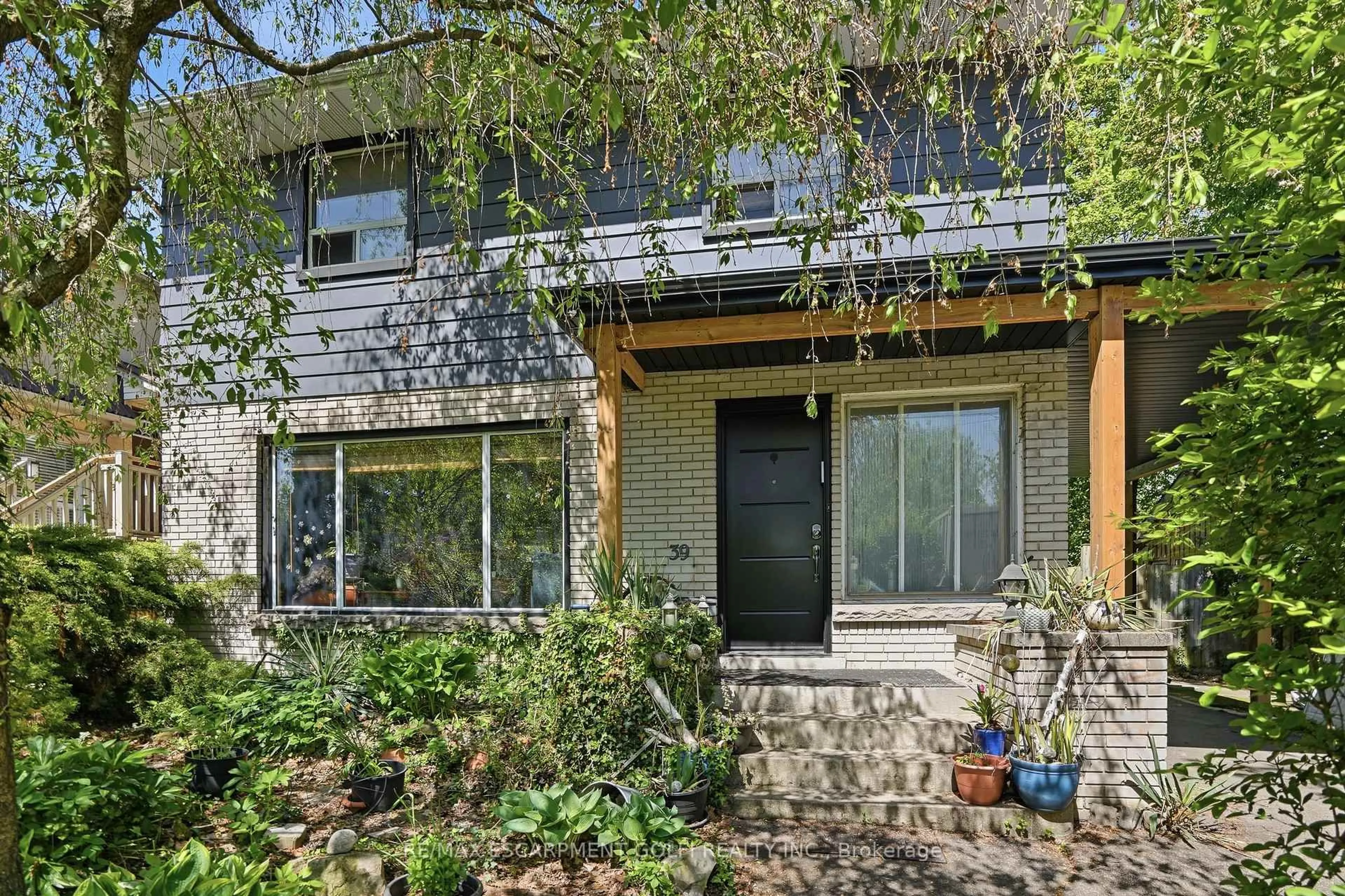 Unknown for 39 Paradise Rd, Hamilton Ontario L8S 3S6
