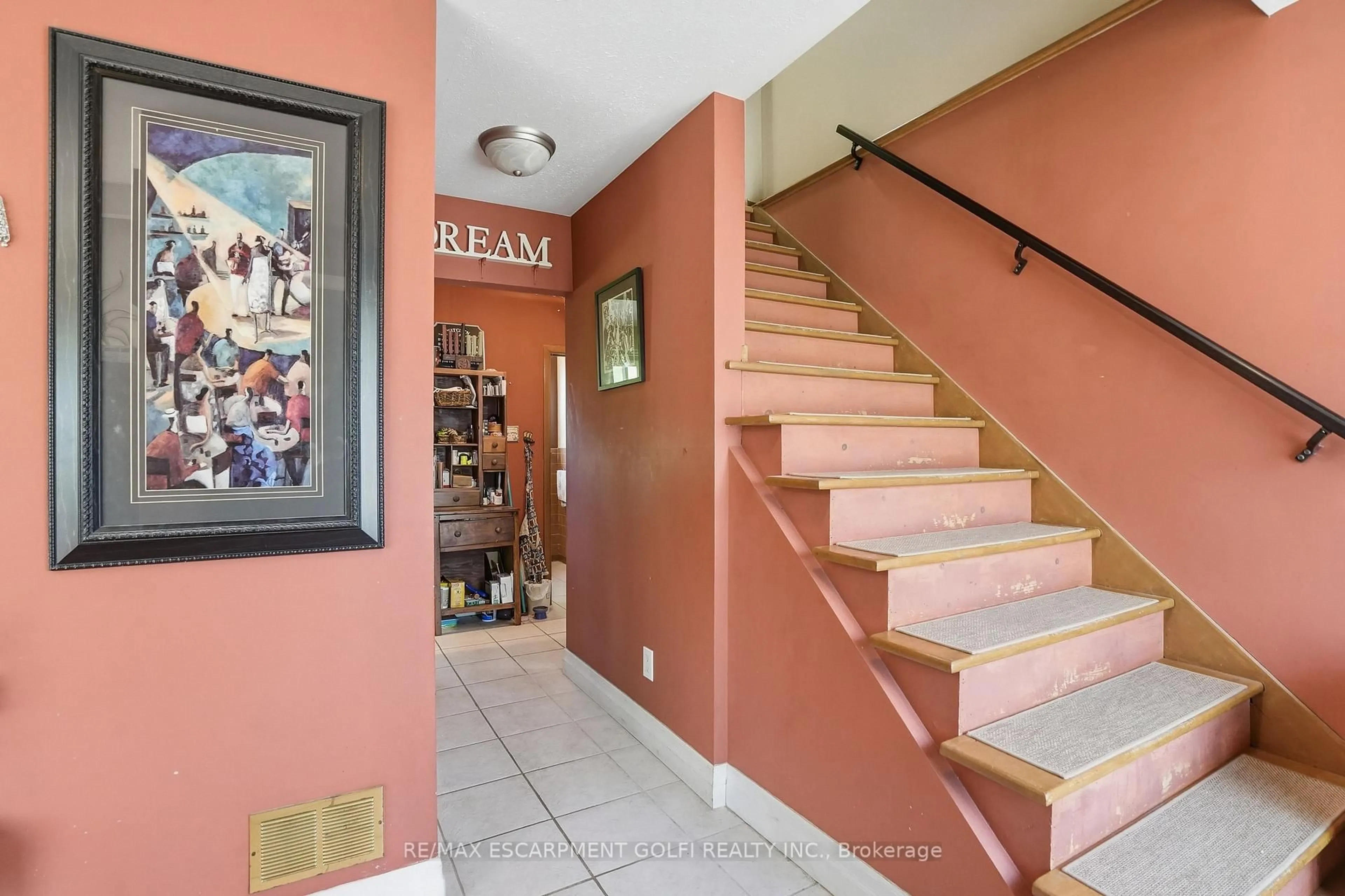 Unknown for 39 Paradise Rd, Hamilton Ontario L8S 3S6