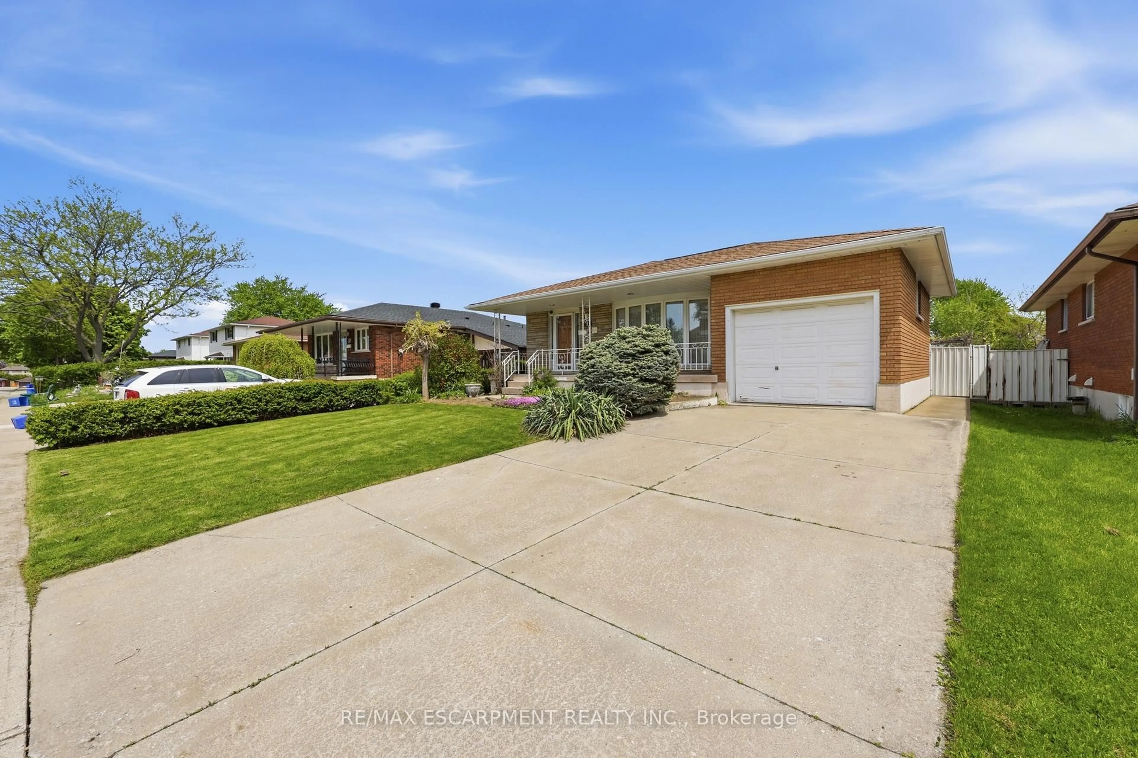 A pic from outside/outdoor area/front of a property/back of a property/a pic from drone, street for 61 BELLINGHAM Dr, Hamilton Ontario L8V 3R3