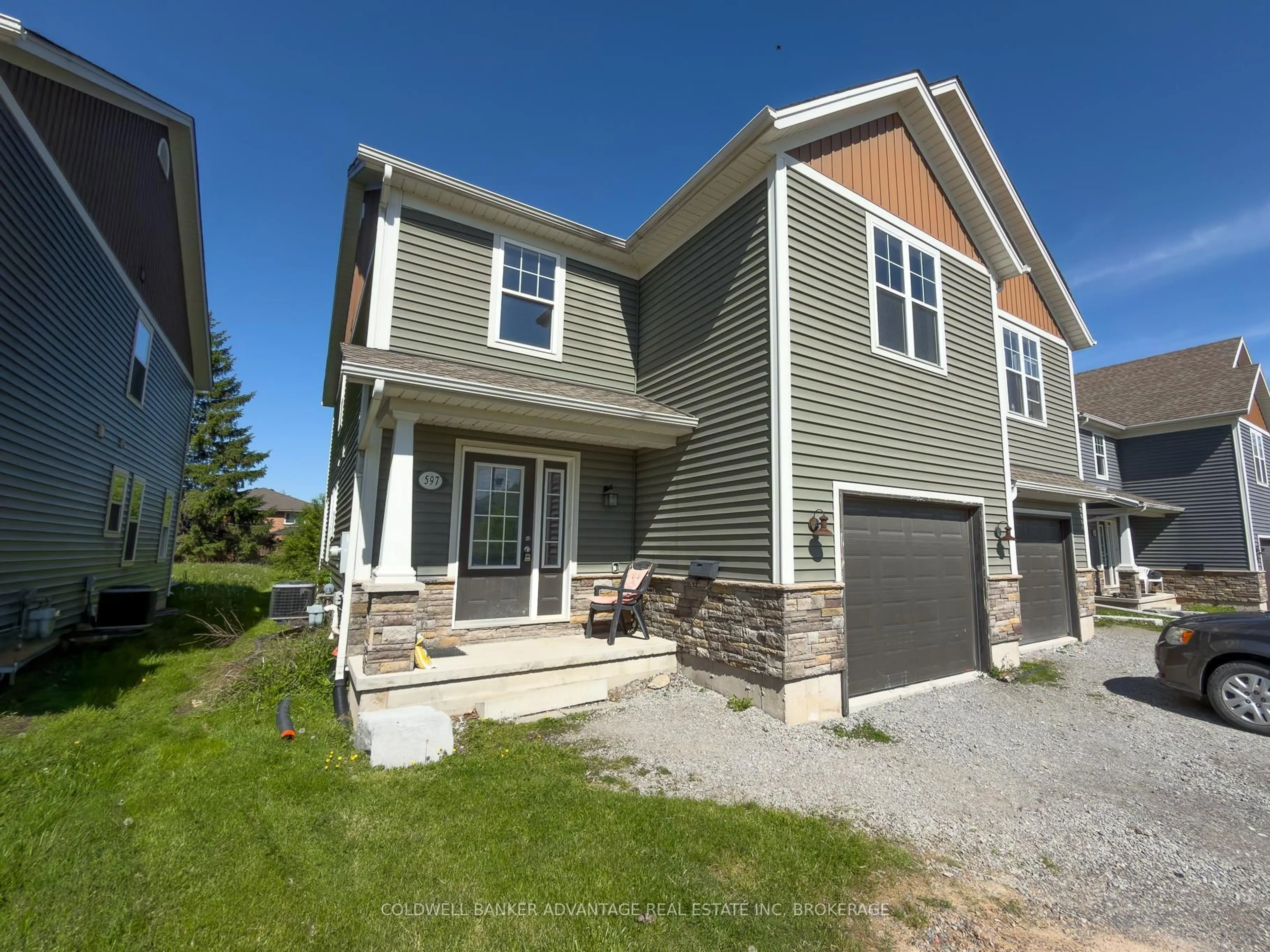 Home with vinyl exterior material, street for 597 First Ave, Welland Ontario L3C 1Z2