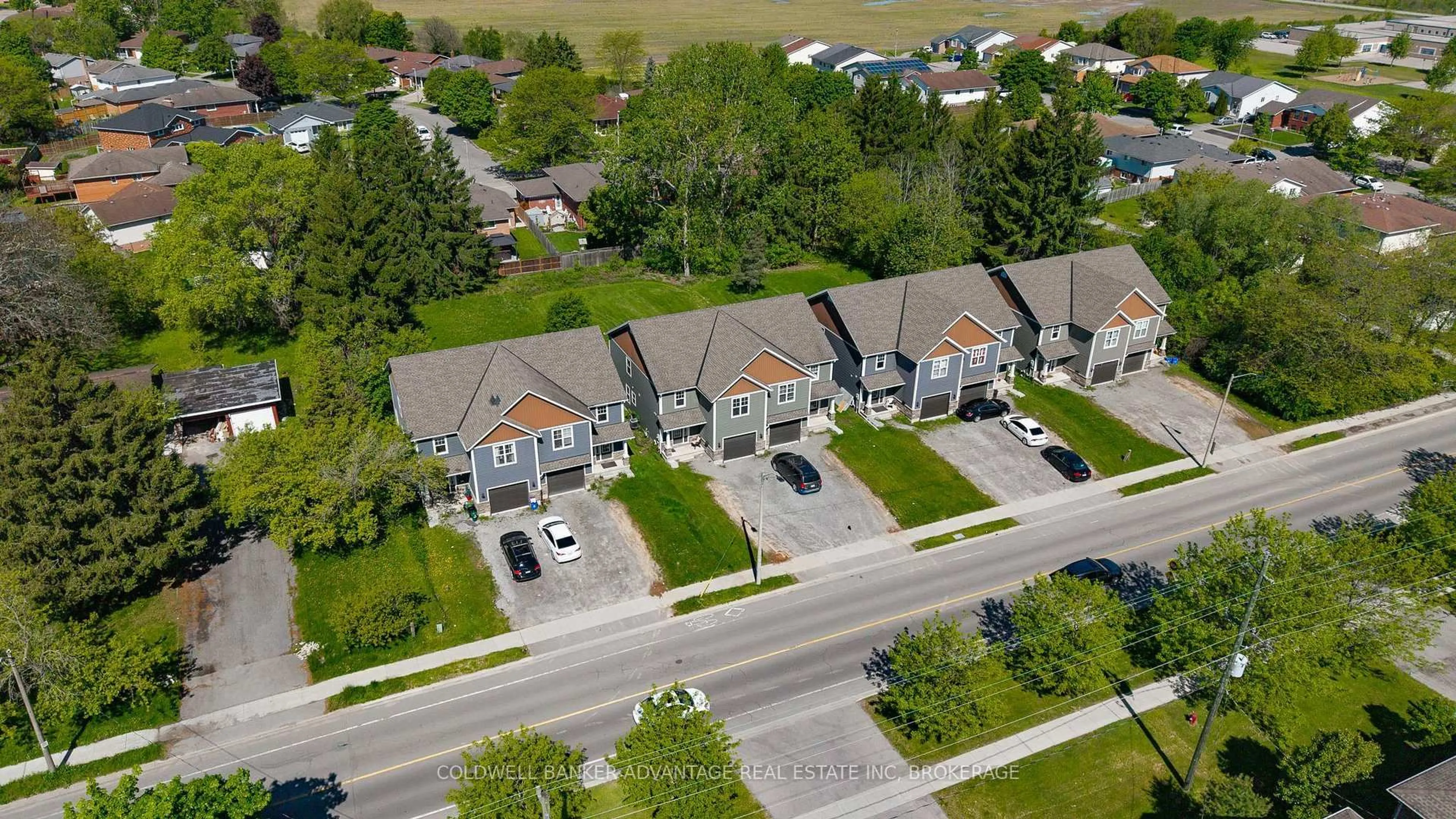 A pic from outside/outdoor area/front of a property/back of a property/a pic from drone, street for 597 First Ave, Welland Ontario L3C 1Z2