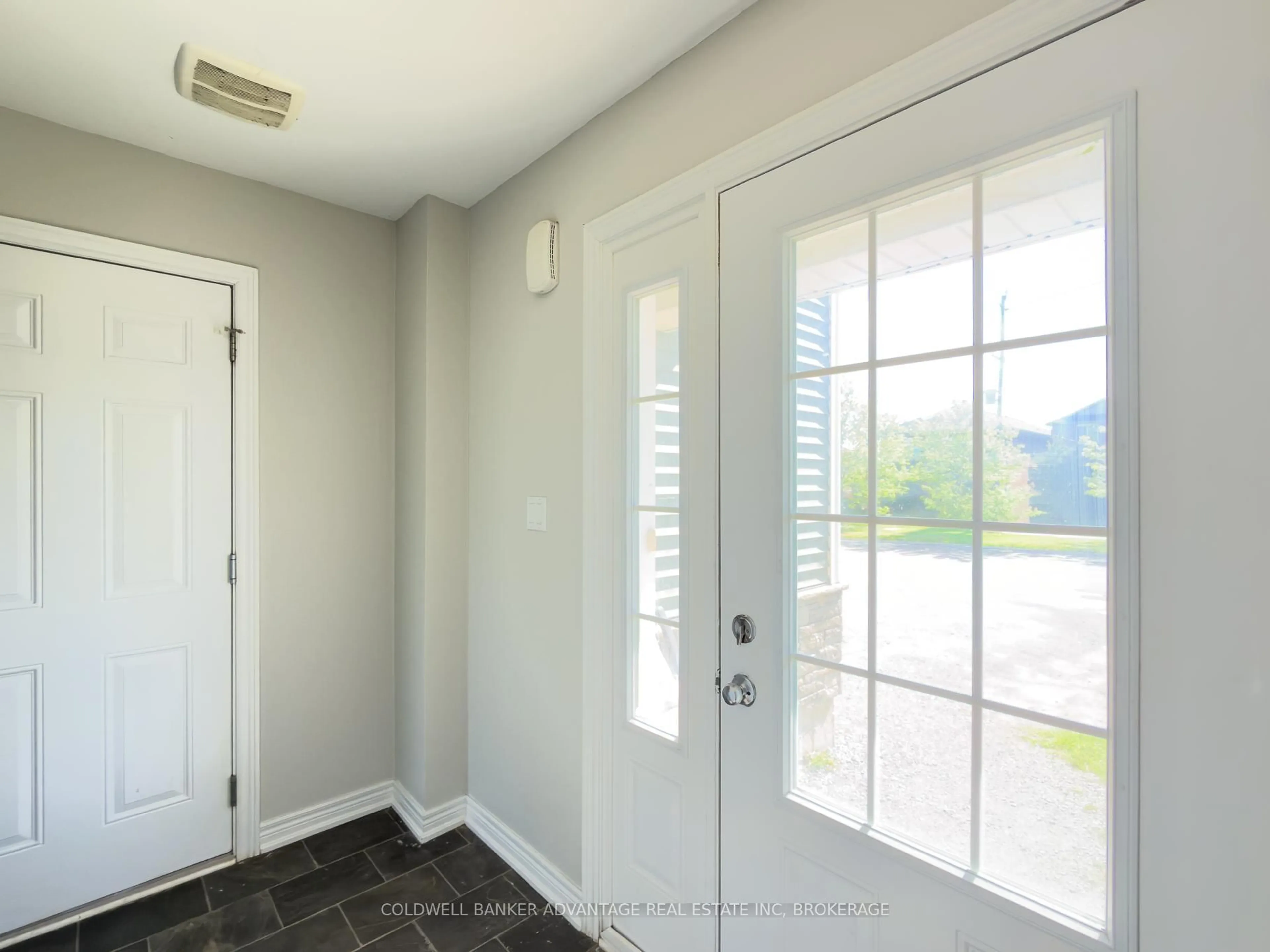 Indoor entryway for 597 First Ave, Welland Ontario L3C 1Z2