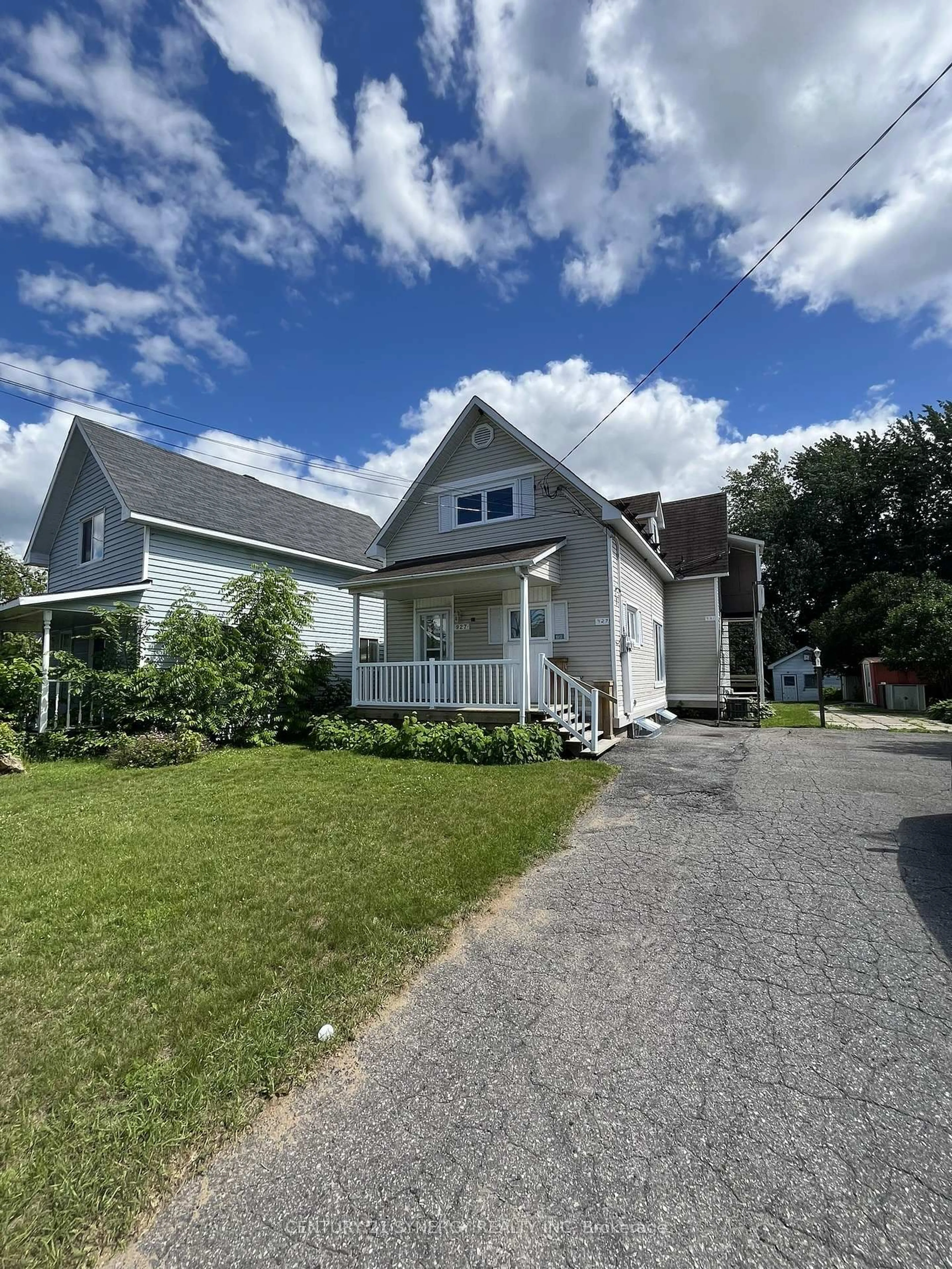 A pic from outside/outdoor area/front of a property/back of a property/a pic from drone, street for 927-931 Laurier St, Clarence-Rockland Ontario K4K 1G4