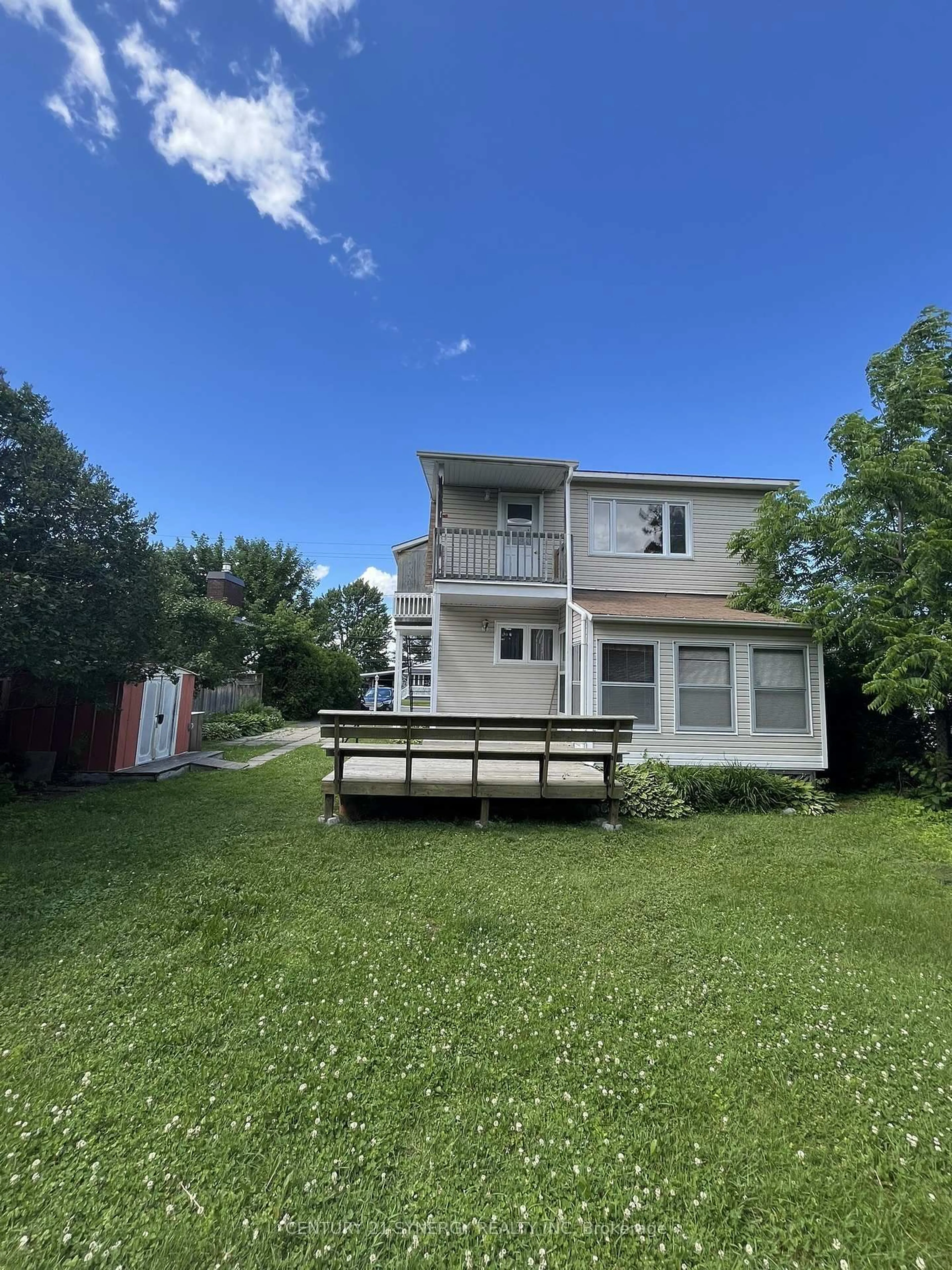 A pic from outside/outdoor area/front of a property/back of a property/a pic from drone, unknown for 927-931 Laurier St, Clarence-Rockland Ontario K4K 1G4