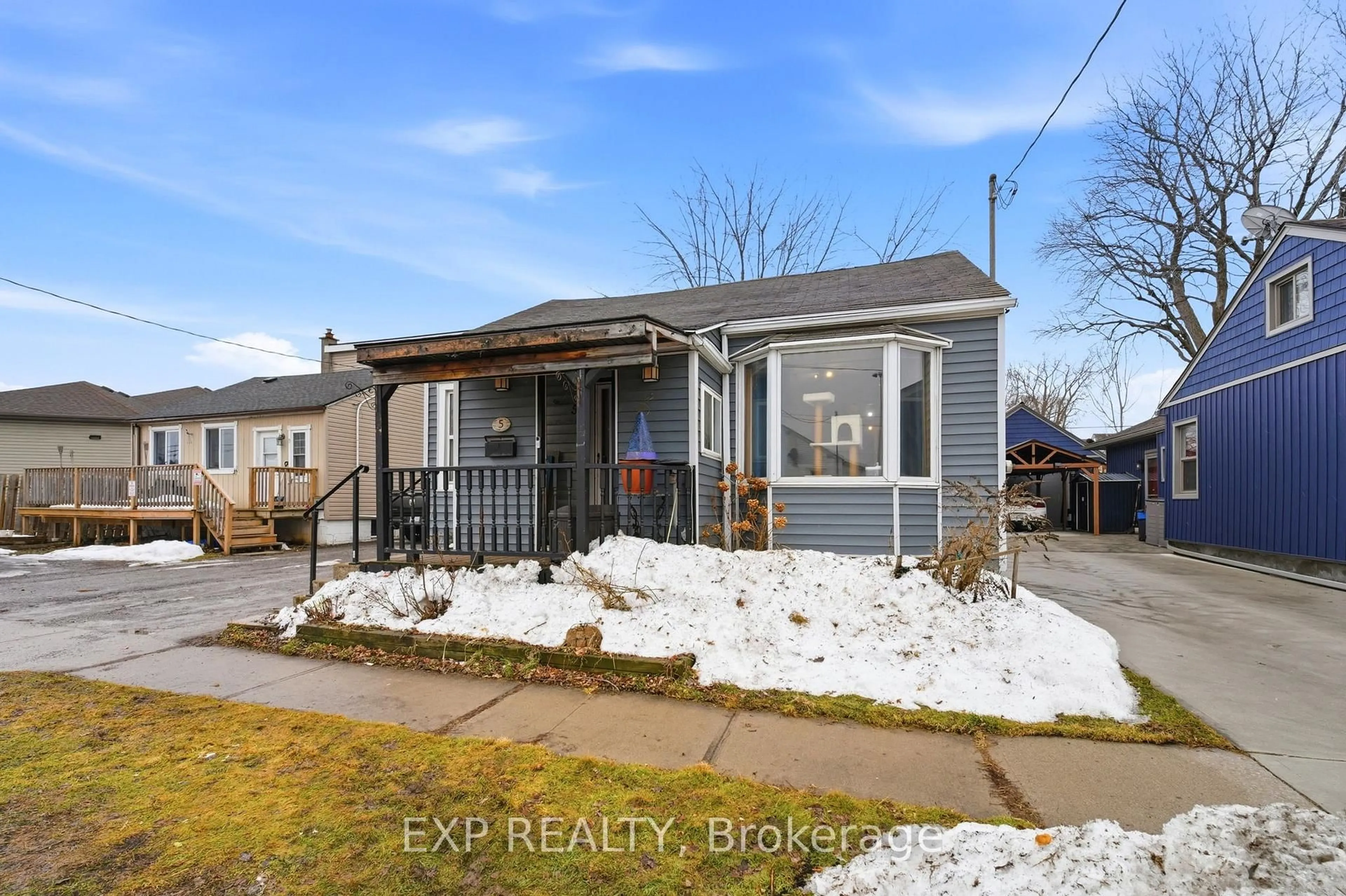 A pic from outside/outdoor area/front of a property/back of a property/a pic from drone, street for 5 Cardiff St, St. Catharines Ontario L2R 2X4
