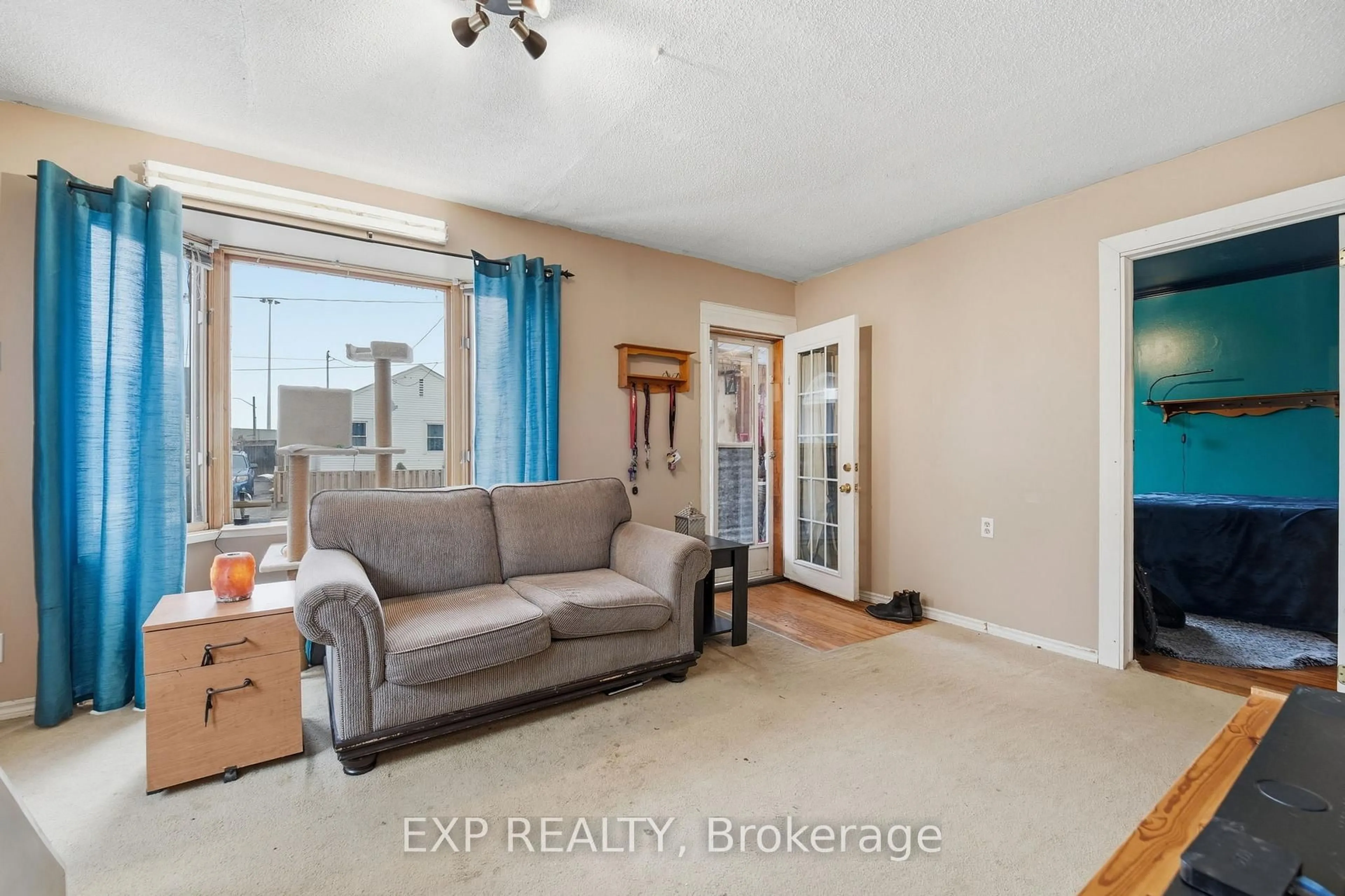 Living room with furniture, unknown for 5 Cardiff St, St. Catharines Ontario L2R 2X4