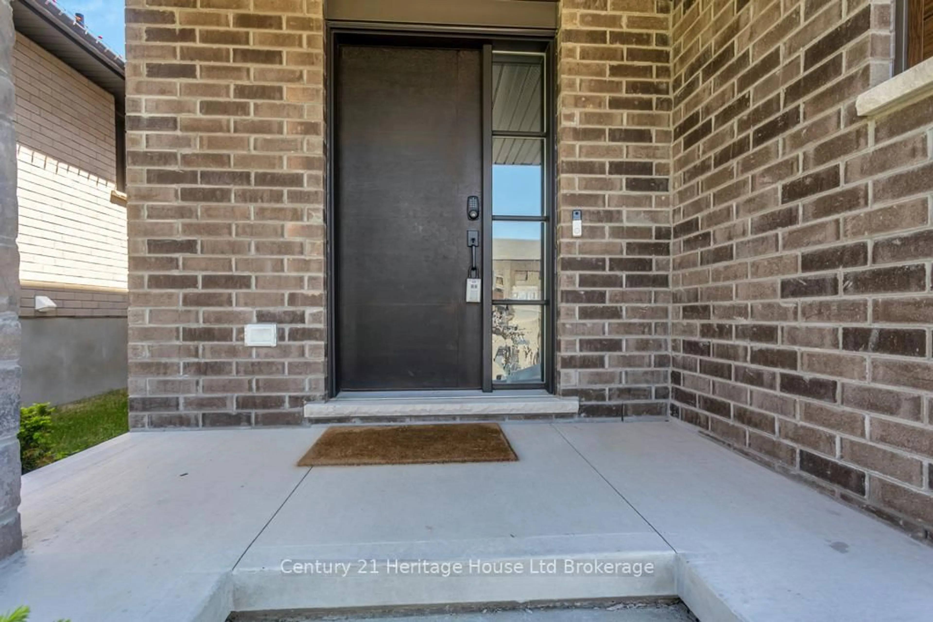 Indoor entryway for 33 Martin St, Tillsonburg Ontario N4G 0K3