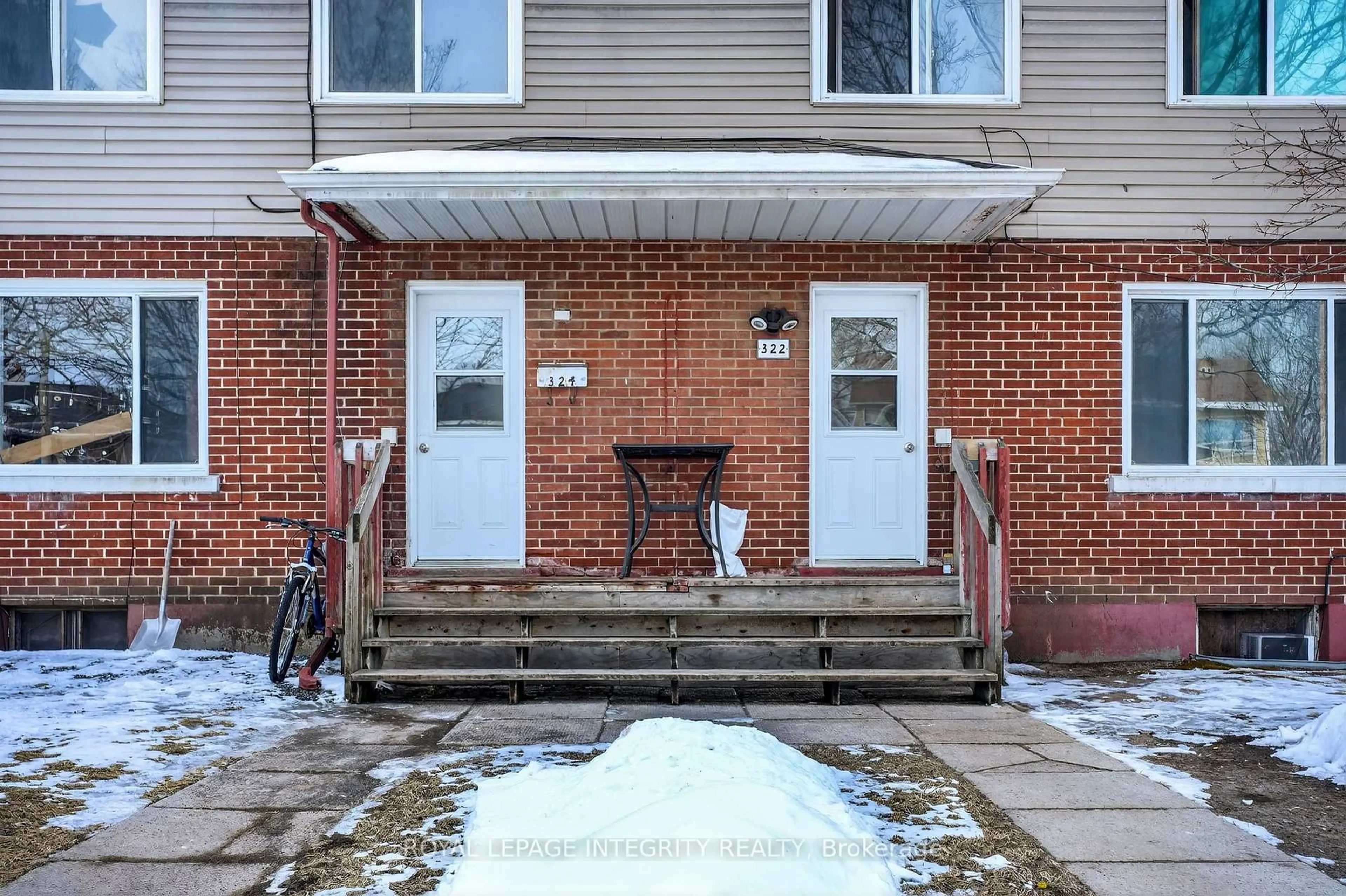 Indoor entryway for 322-324 Queen Mary St, Ottawa Ontario K1K 1W9