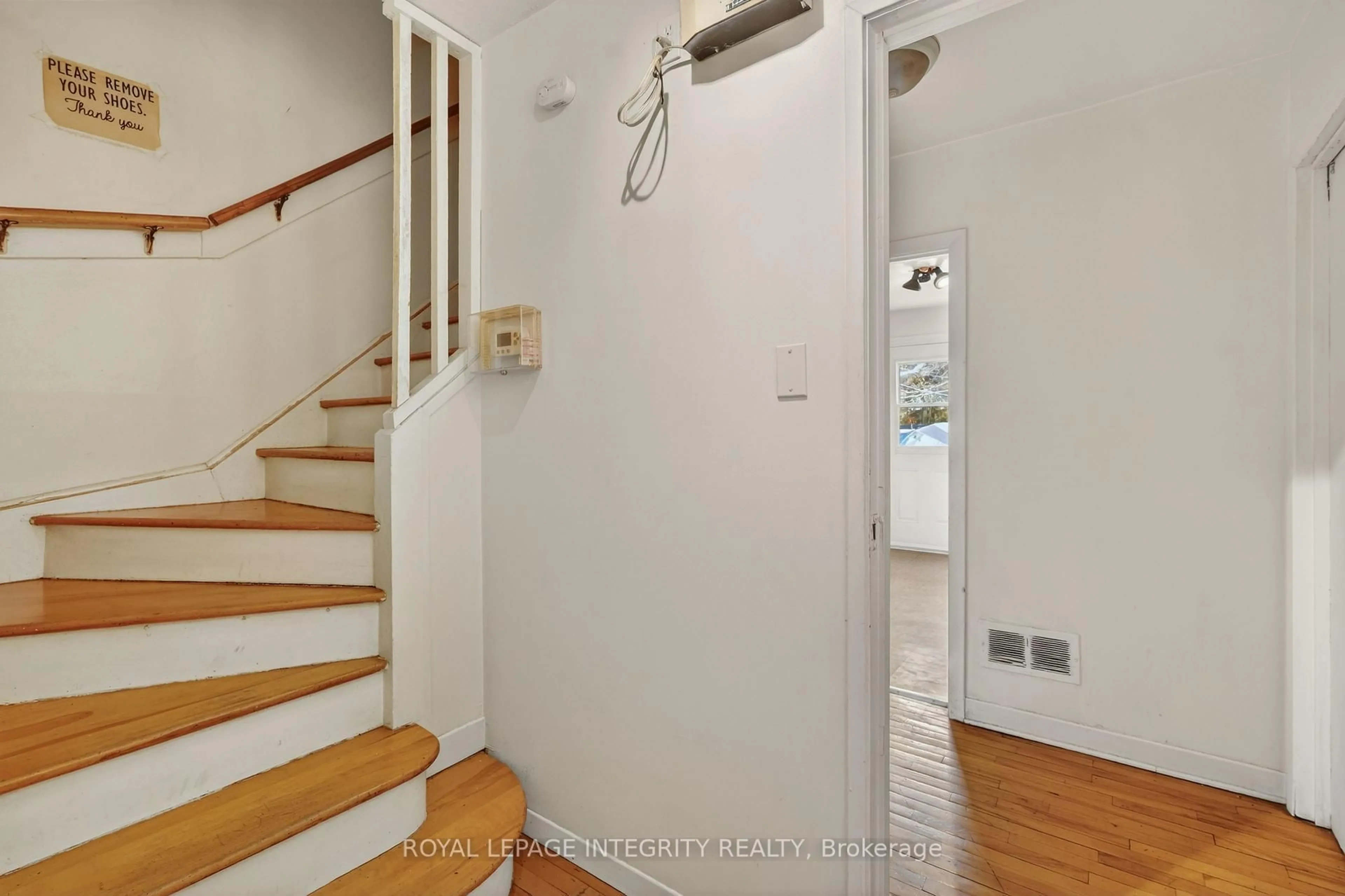 Unknown for 322-324 Queen Mary St, Ottawa Ontario K1K 1W9