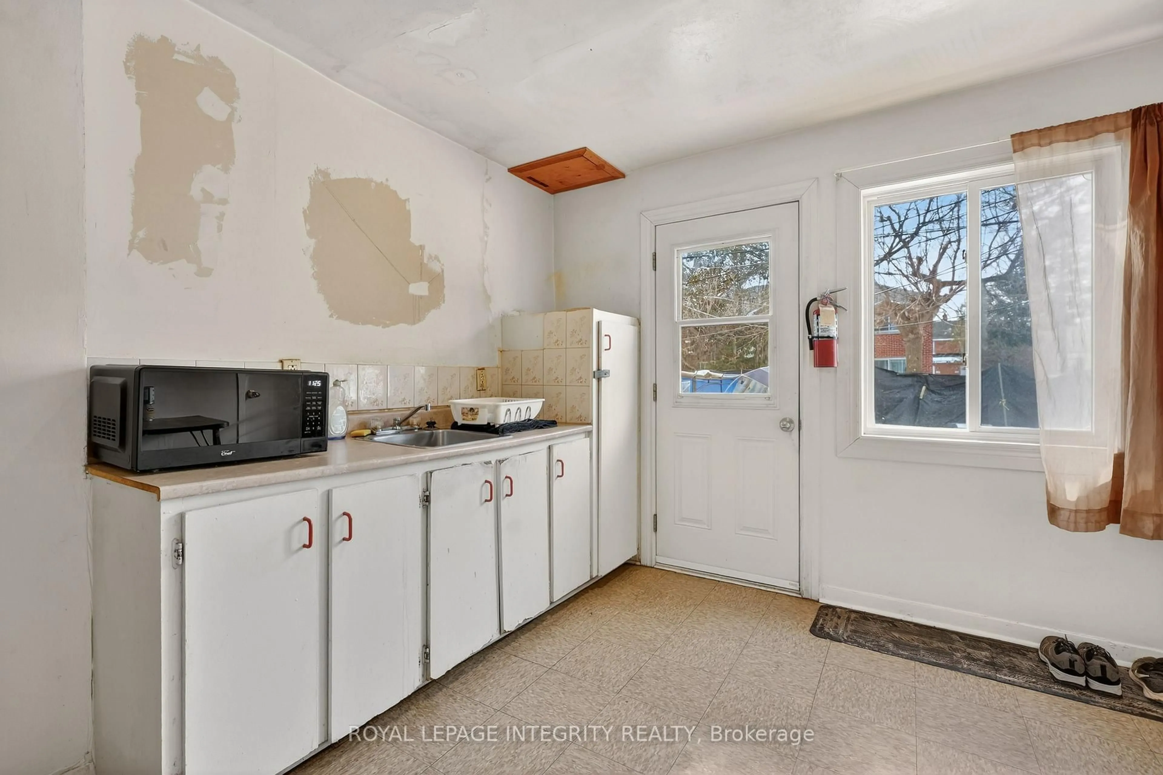 Standard kitchen, unknown for 322-324 Queen Mary St, Ottawa Ontario K1K 1W9