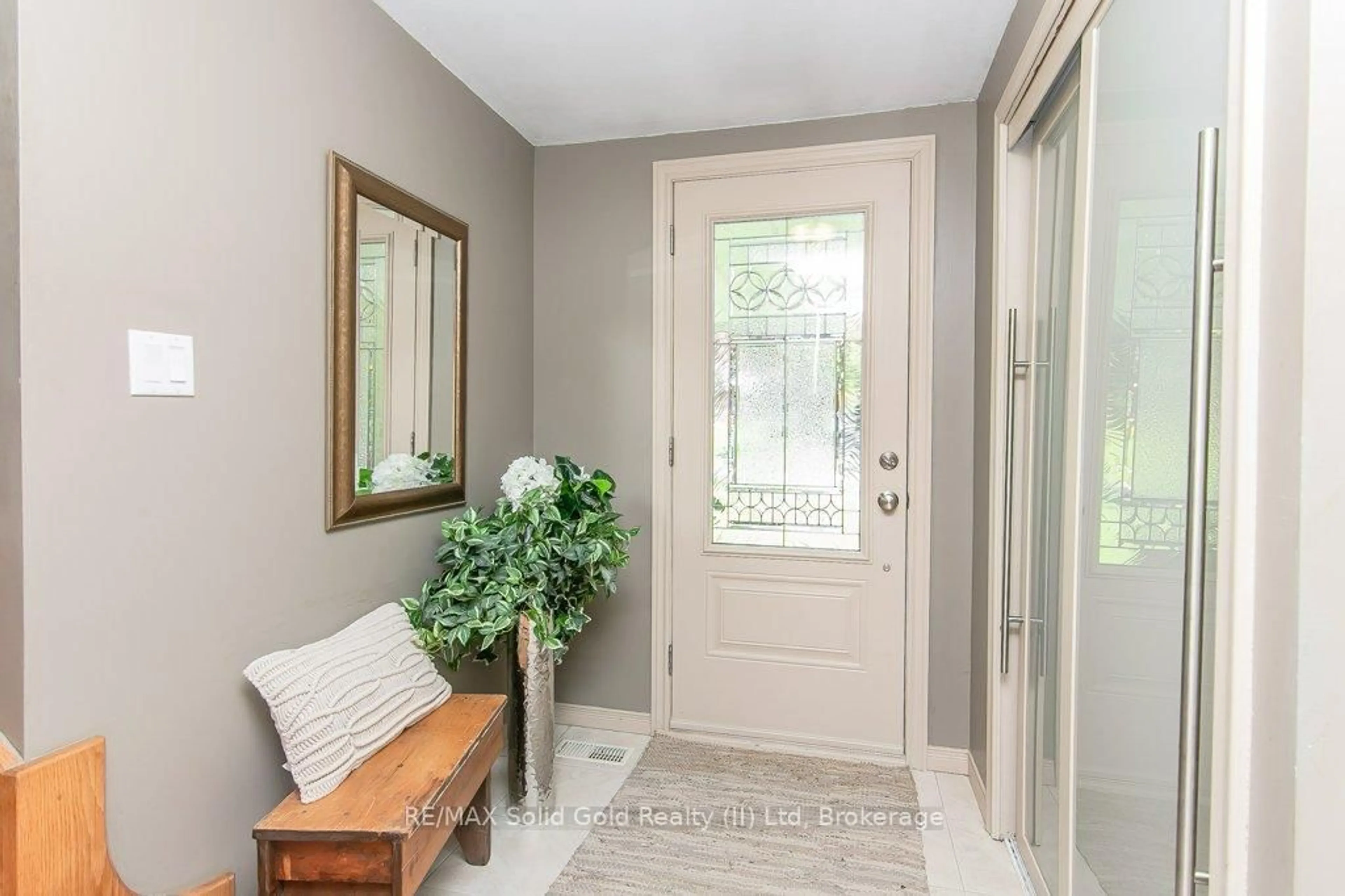 Indoor entryway for 78 Inwood Cres, Kitchener Ontario N2M 2M1