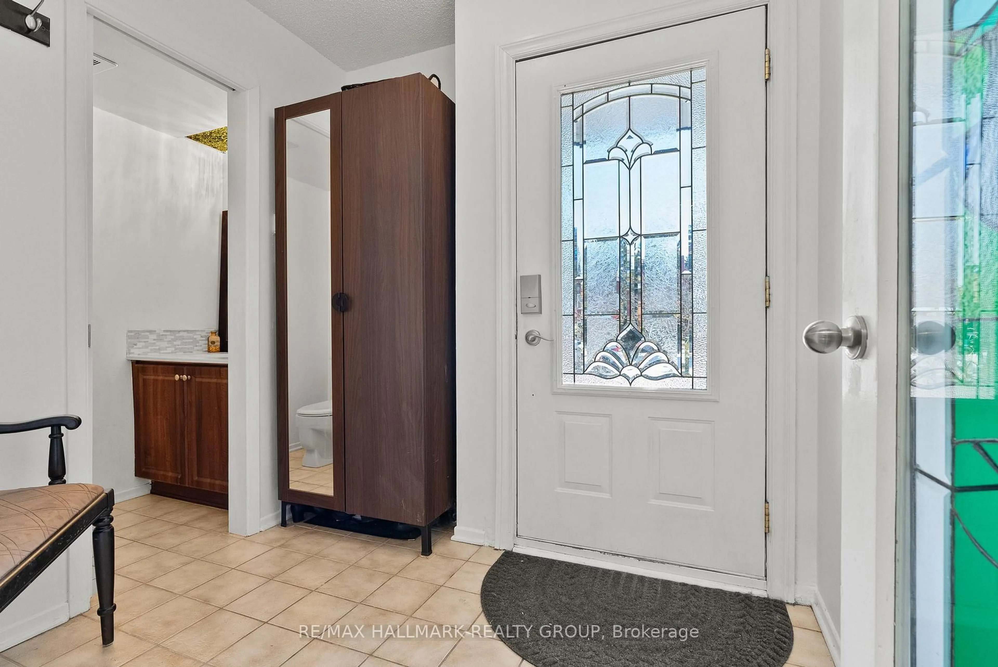 Indoor entryway for 48 Sample Rd, Ottawa Ontario K1V 9T8