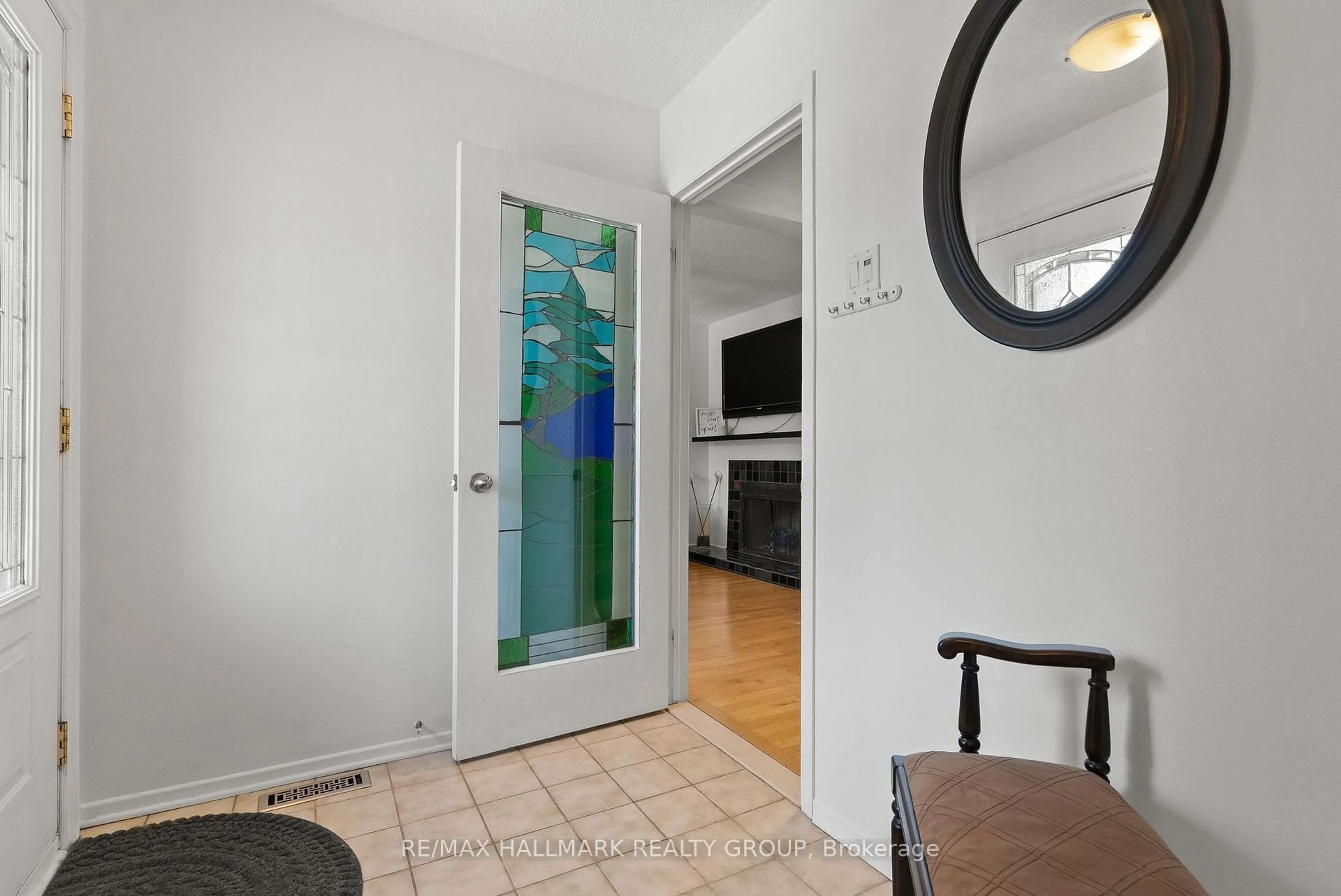 Indoor entryway for 48 Sample Rd, Ottawa Ontario K1V 9T8