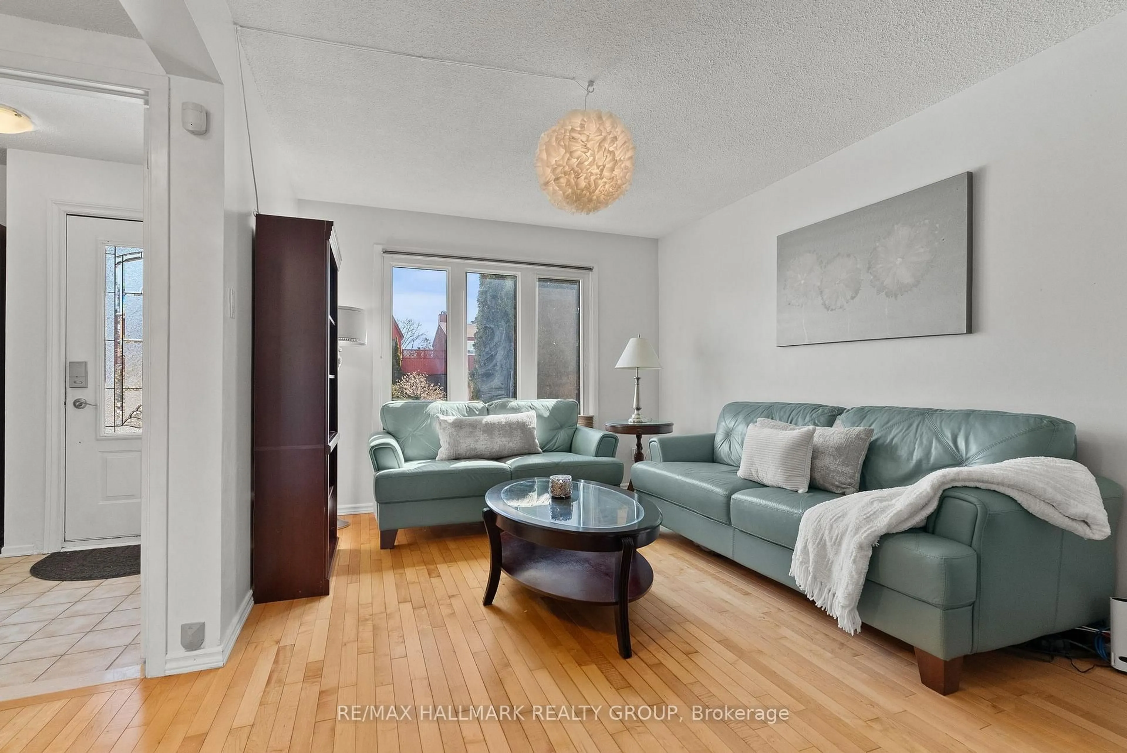 Living room with furniture, unknown for 48 Sample Rd, Ottawa Ontario K1V 9T8