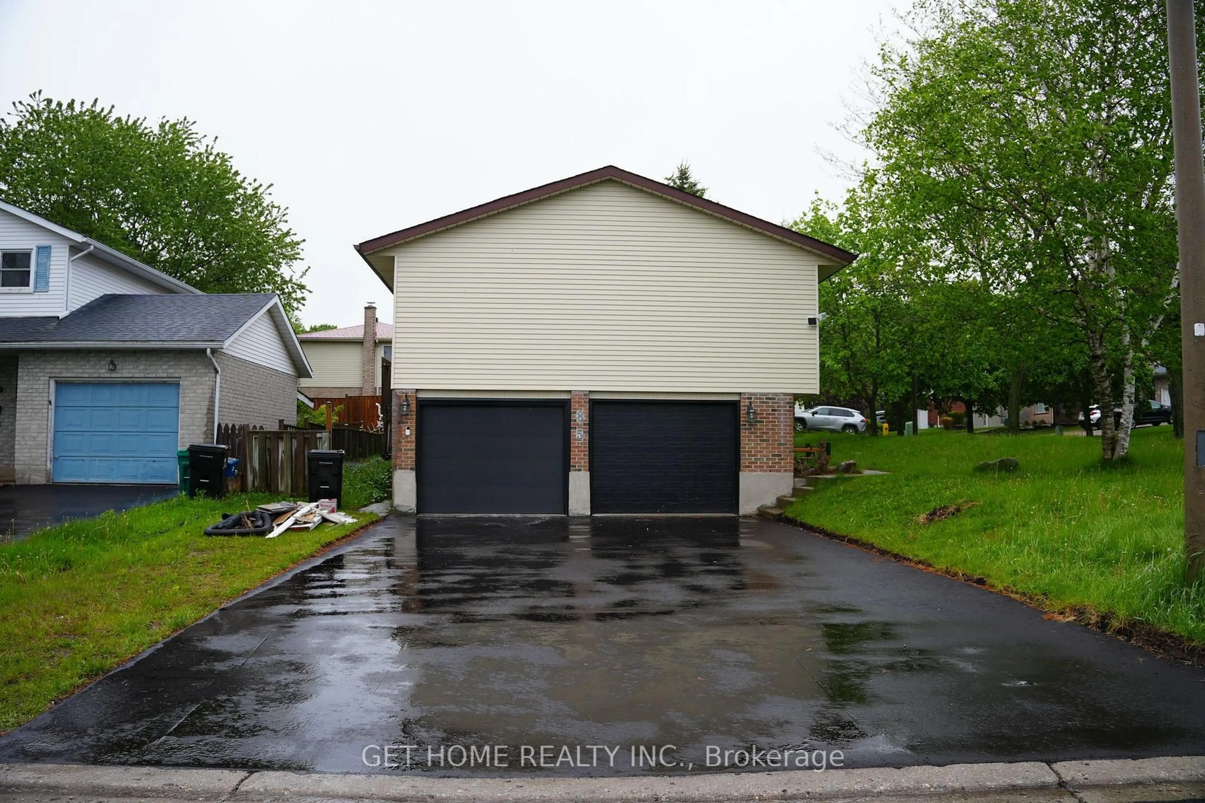 Indoor garage for 85 High Acres Cres, Kitchener Ontario N2N 2S3