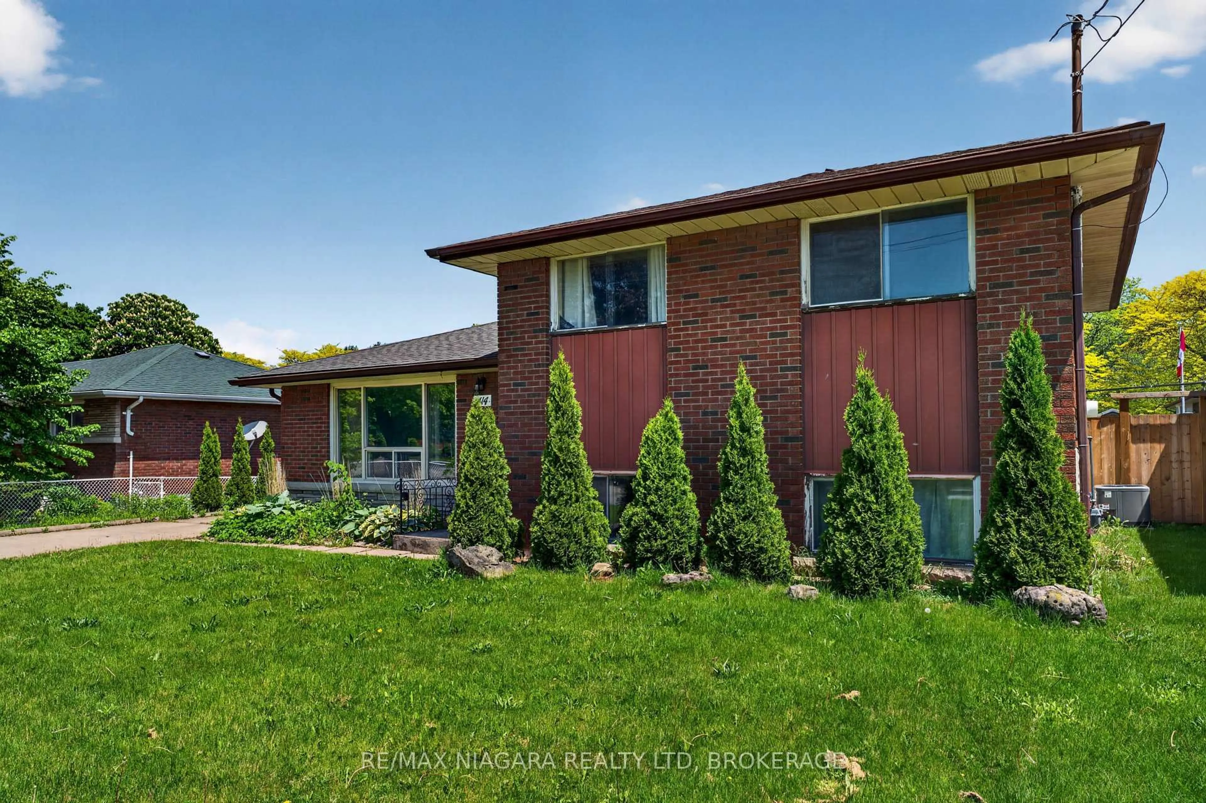 Home with brick exterior material, street for 414 Bunting Rd, St. Catharines Ontario L2M 3Z2