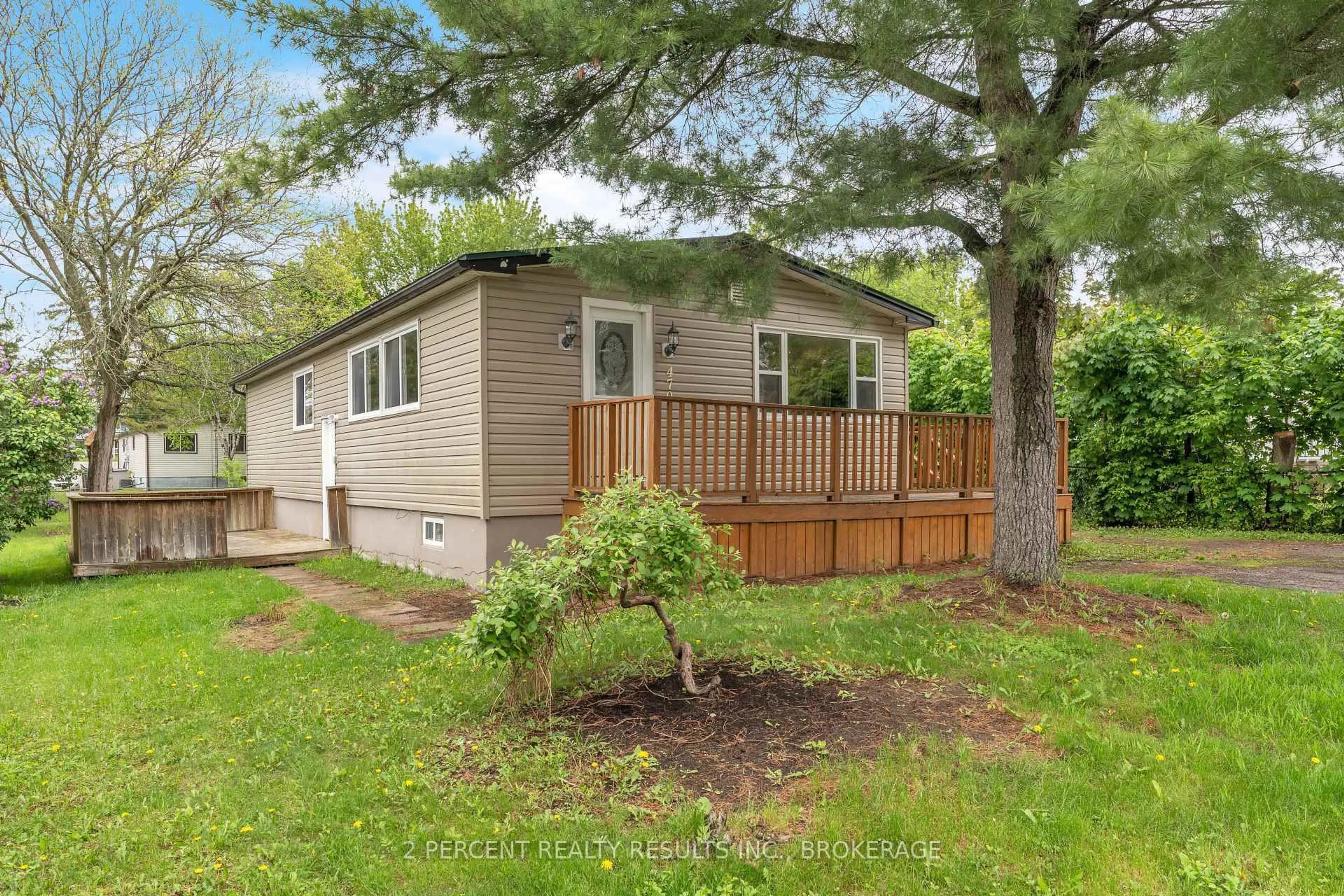 Home with vinyl exterior material, street for 479 Henrietta St, Gananoque Ontario K7G 1X8