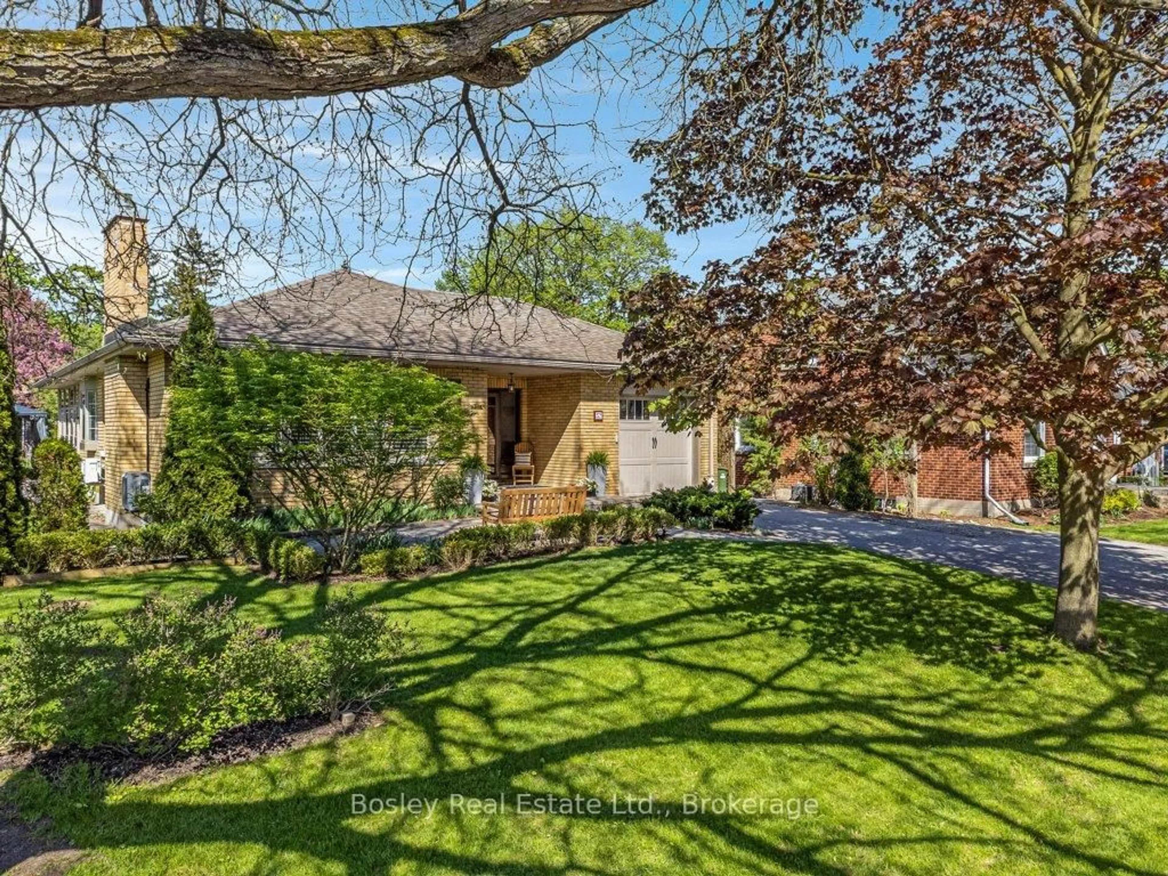 A pic from outside/outdoor area/front of a property/back of a property/a pic from drone, street for 52 Forest Hill Dr, Guelph Ontario N1G 2E6