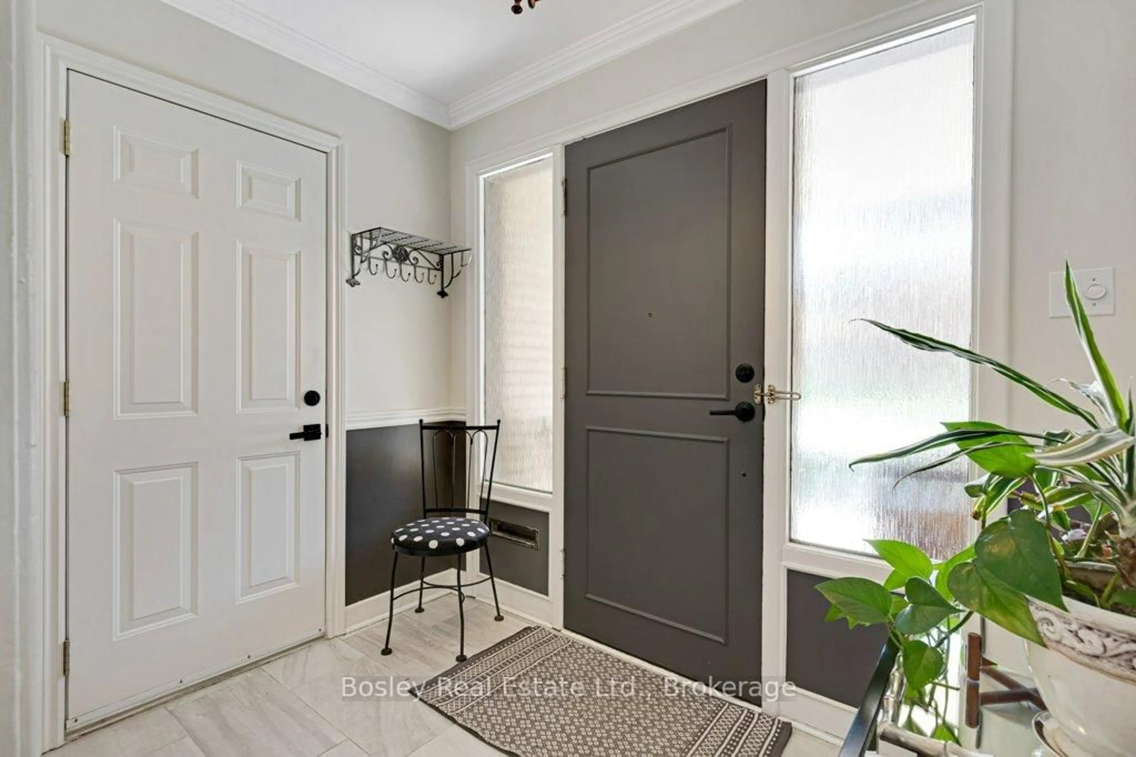 Indoor entryway for 52 Forest Hill Dr, Guelph Ontario N1G 2E6