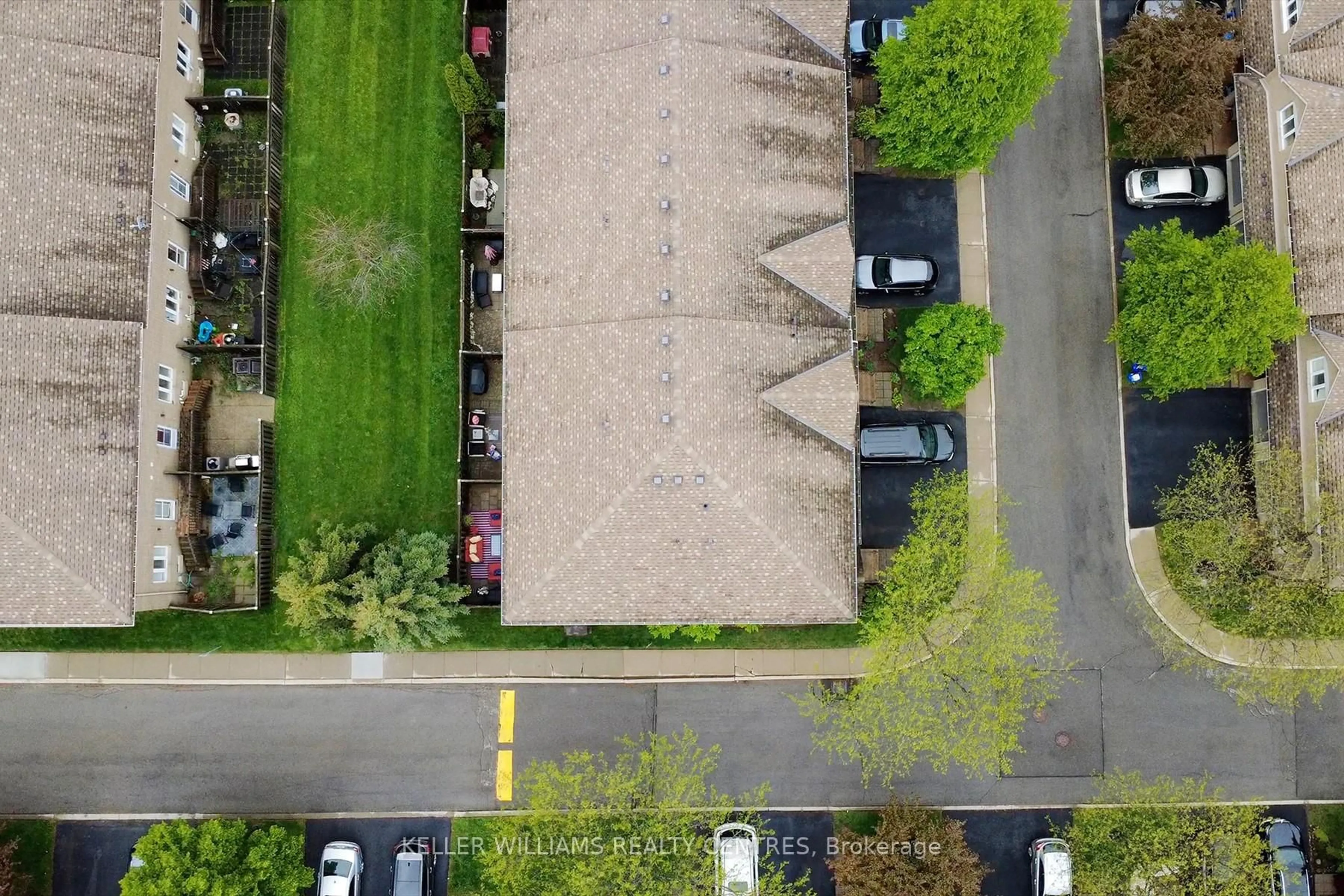 A pic from outside/outdoor area/front of a property/back of a property/a pic from drone, street for 100 Vineberg Dr #19, Hamilton Ontario L8W 3X4