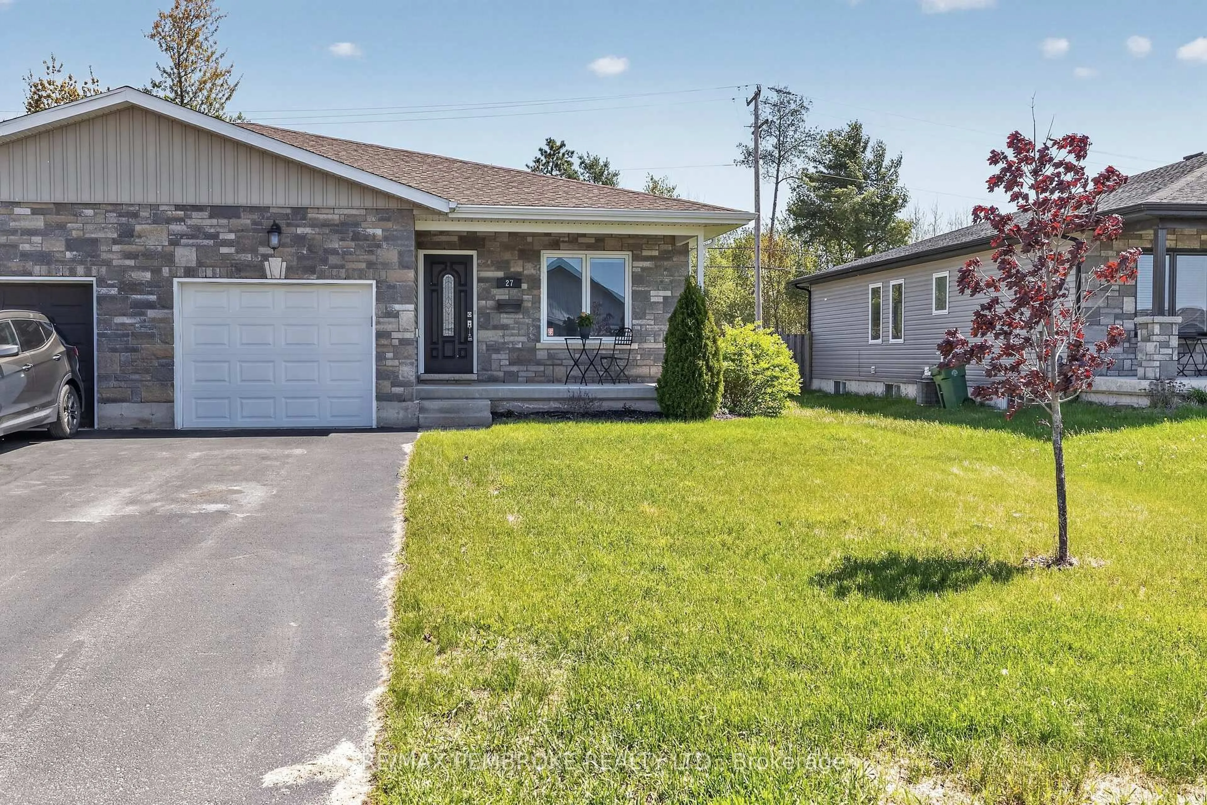 Home with vinyl exterior material, street for 27 NOBLE Cres, Petawawa Ontario K8H 0G1