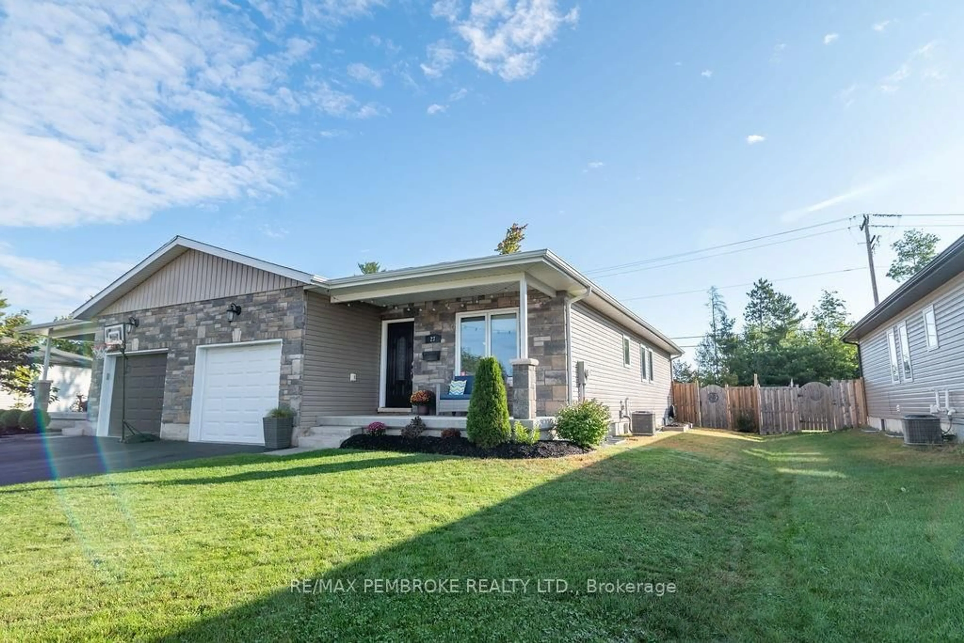 Unknown for 27 NOBLE Cres, Petawawa Ontario K8H 0G1