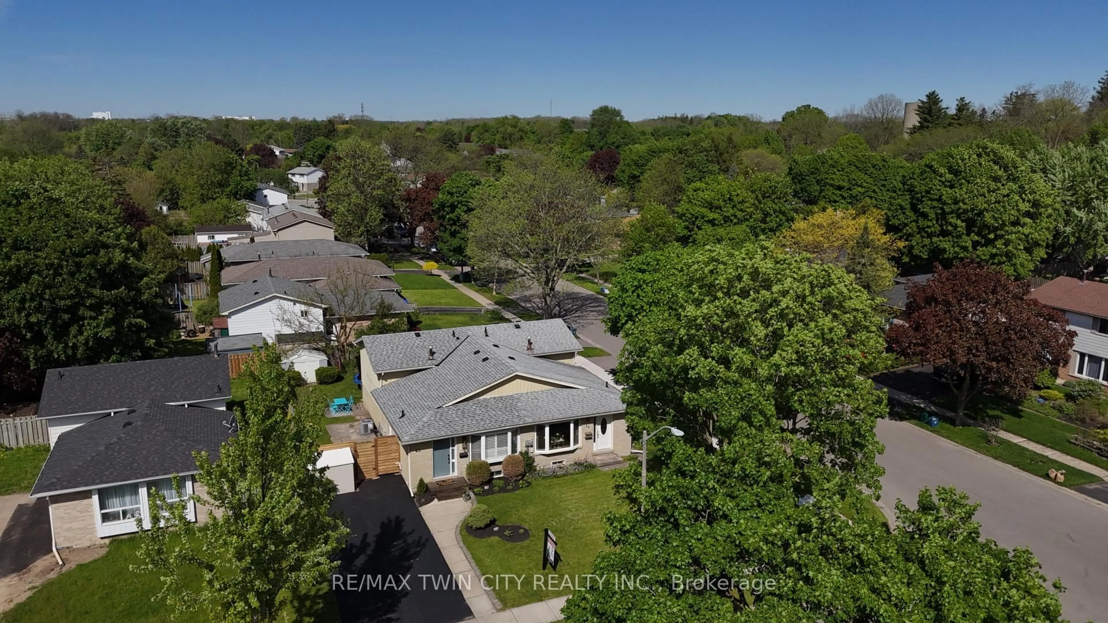 A pic from outside/outdoor area/front of a property/back of a property/a pic from drone, street for 43 Inverness St, Brantford Ontario N3V 1A9