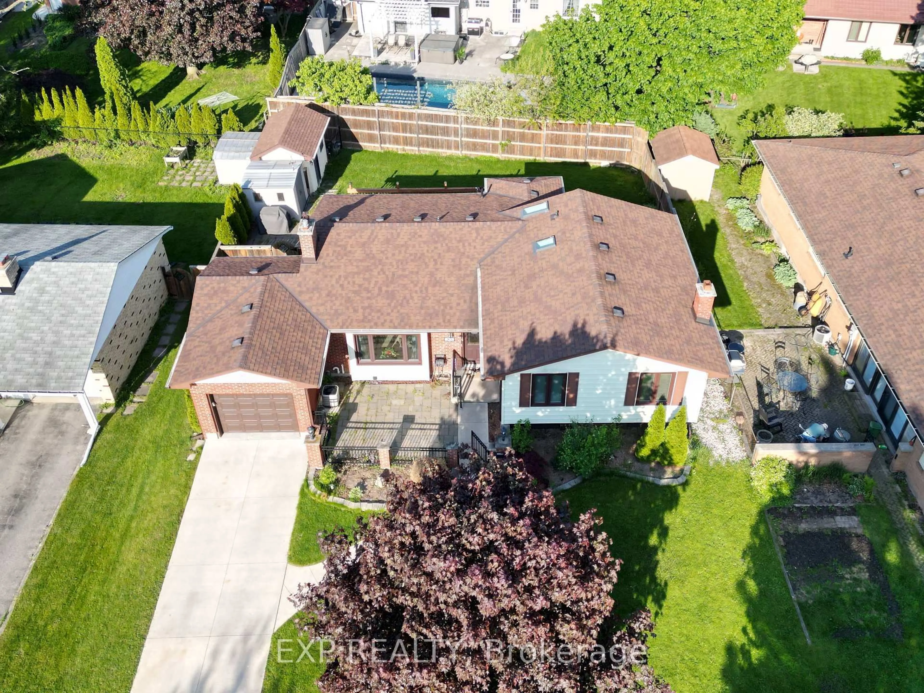 A pic from outside/outdoor area/front of a property/back of a property/a pic from drone, street for 30 COWAN Ave, London South Ontario N6C 4E6