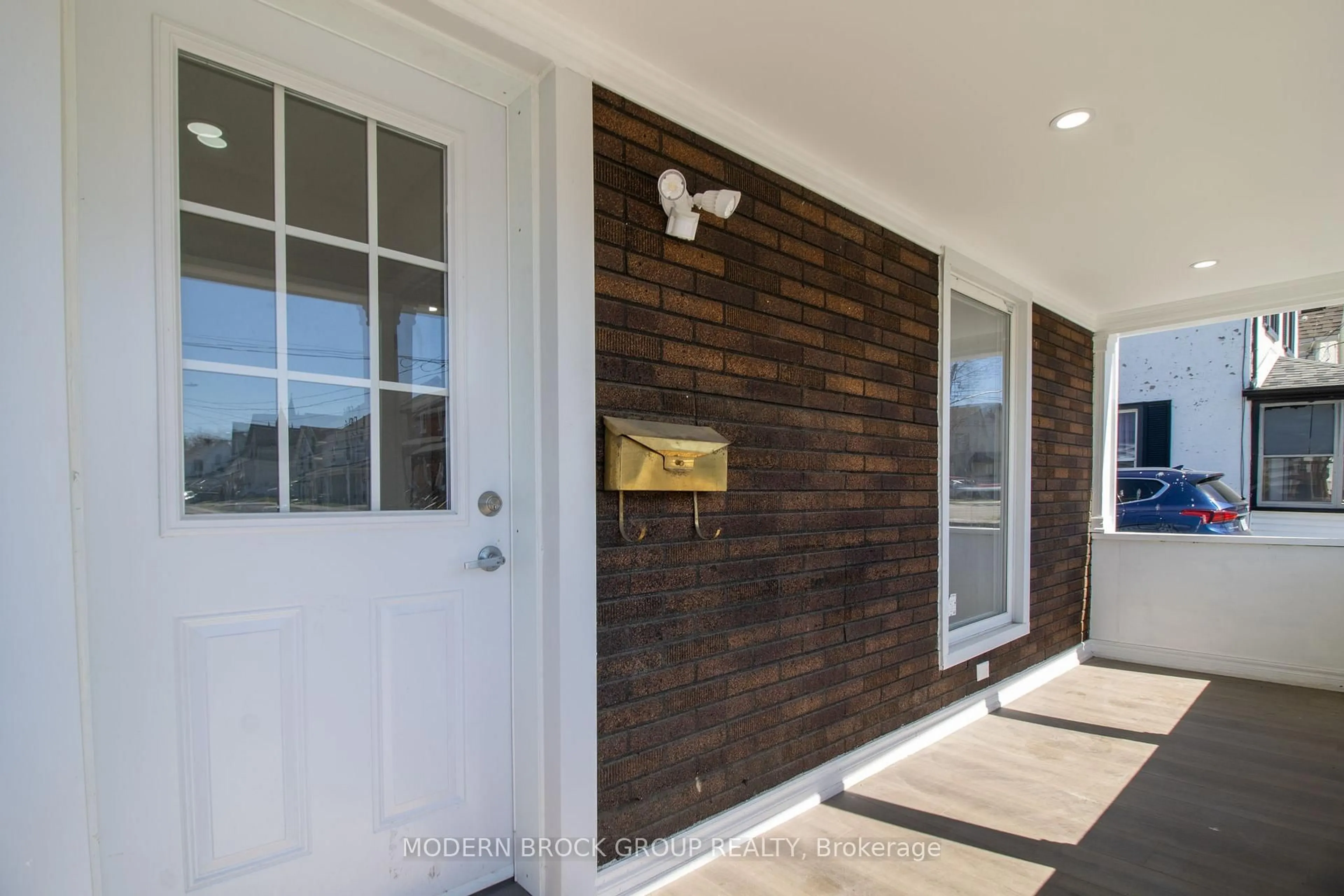Indoor entryway for 110 Brock St, Brockville Ontario K6V 4G1
