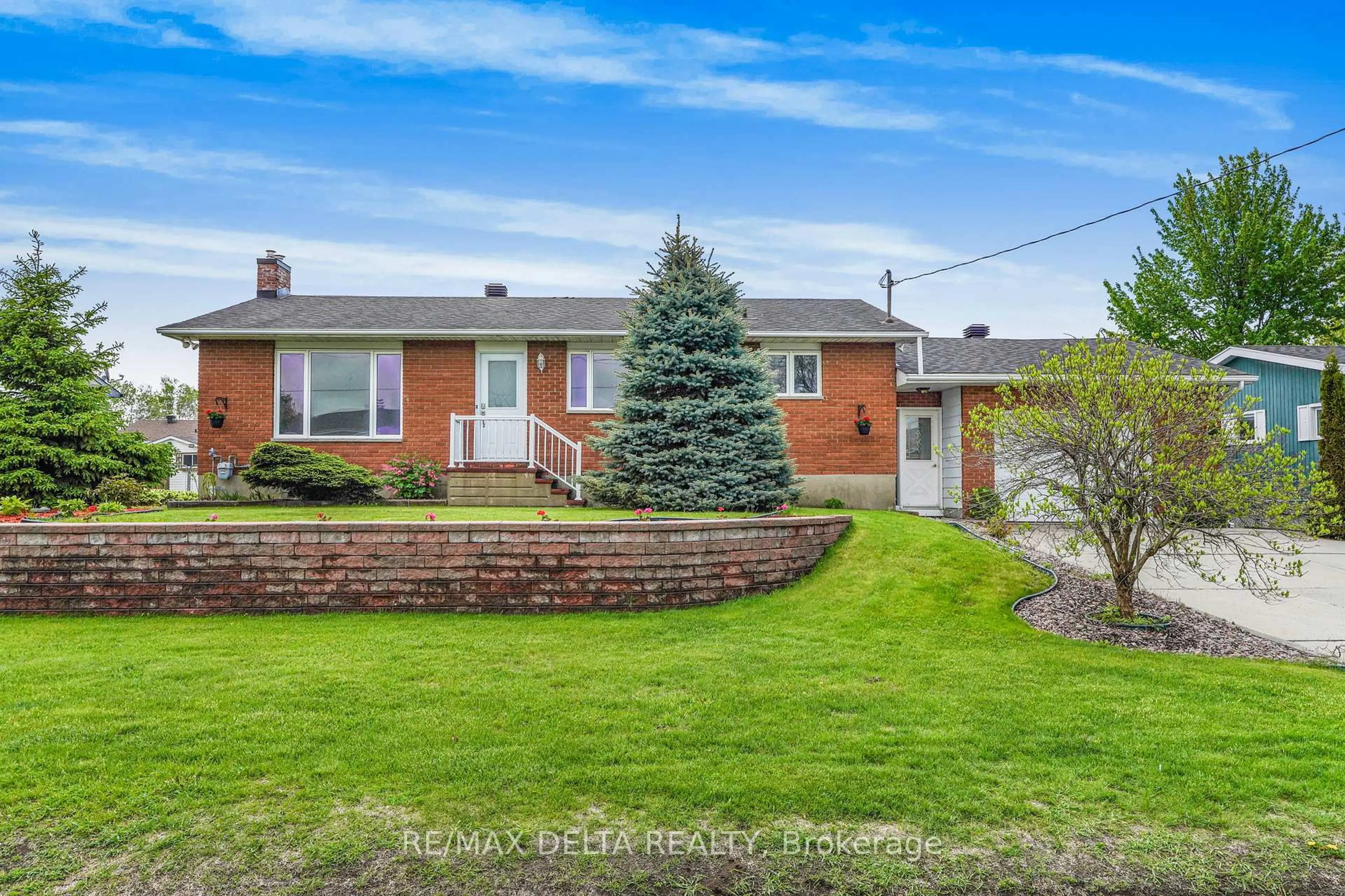 A pic from outside/outdoor area/front of a property/back of a property/a pic from drone, street for 2022 Patricia St, Clarence-Rockland Ontario K4K 1C1