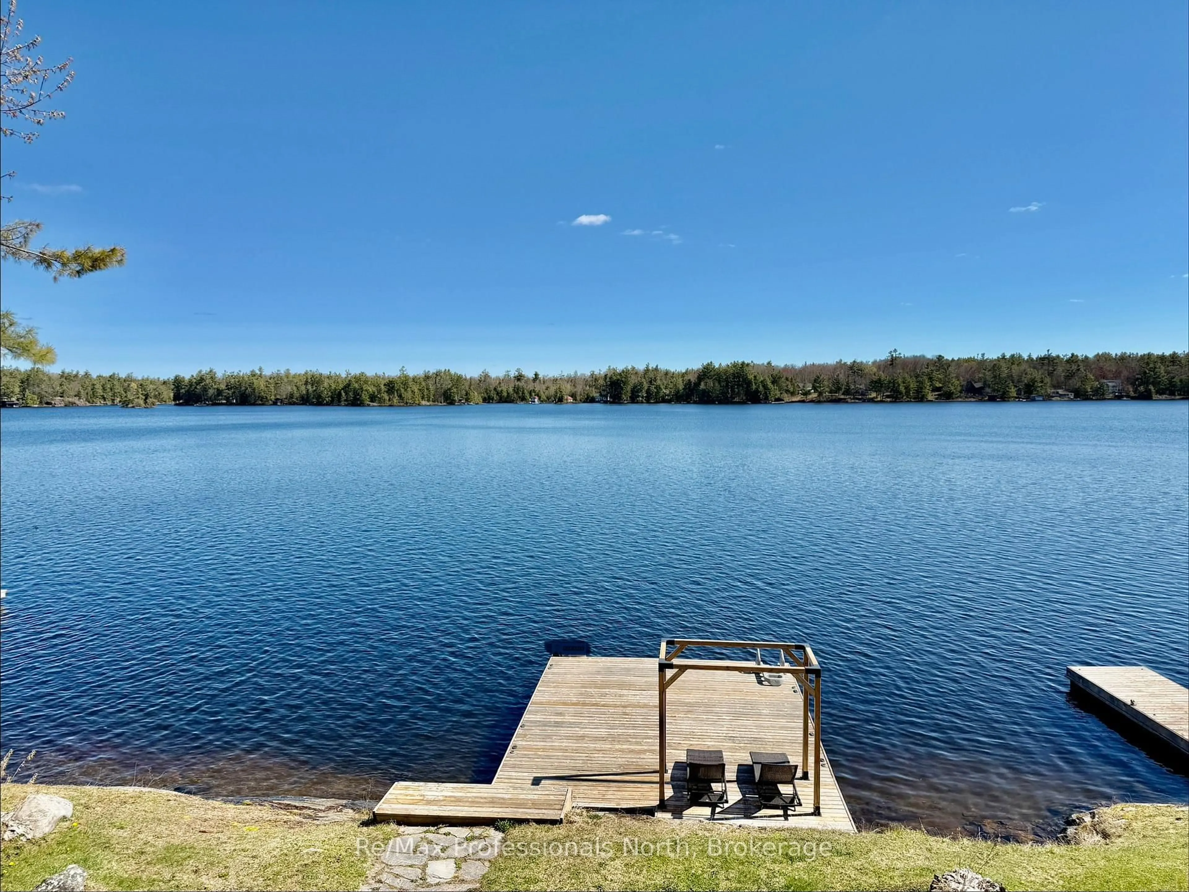 A pic from outside/outdoor area/front of a property/back of a property/a pic from drone, water/lake/river/ocean view for 550 Sixth St #2, Gravenhurst Ontario P1P 1M2