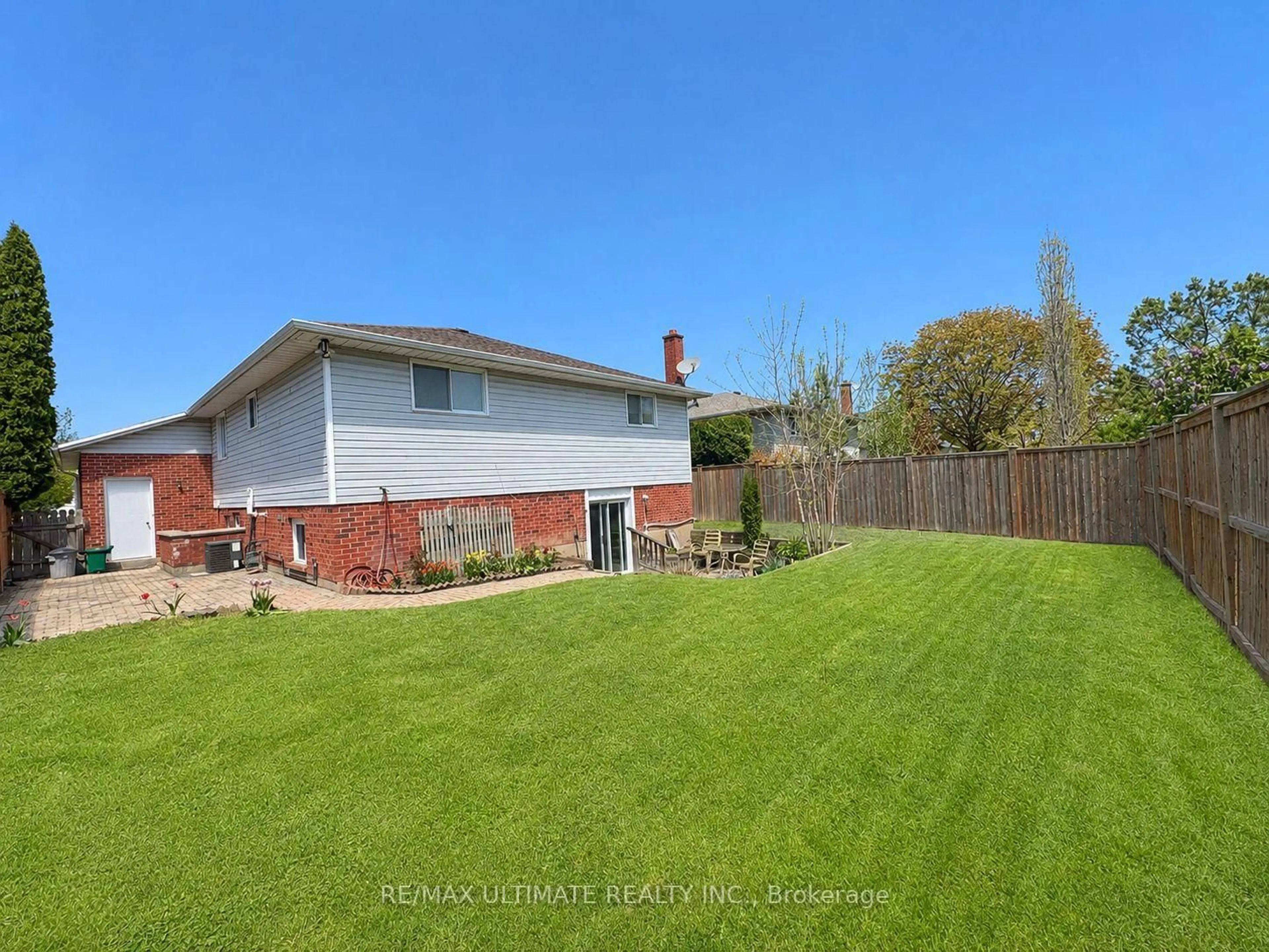 A pic from outside/outdoor area/front of a property/back of a property/a pic from drone, unknown for 12 Stoney Brook Cres, St. Catharines Ontario L2S 3J3